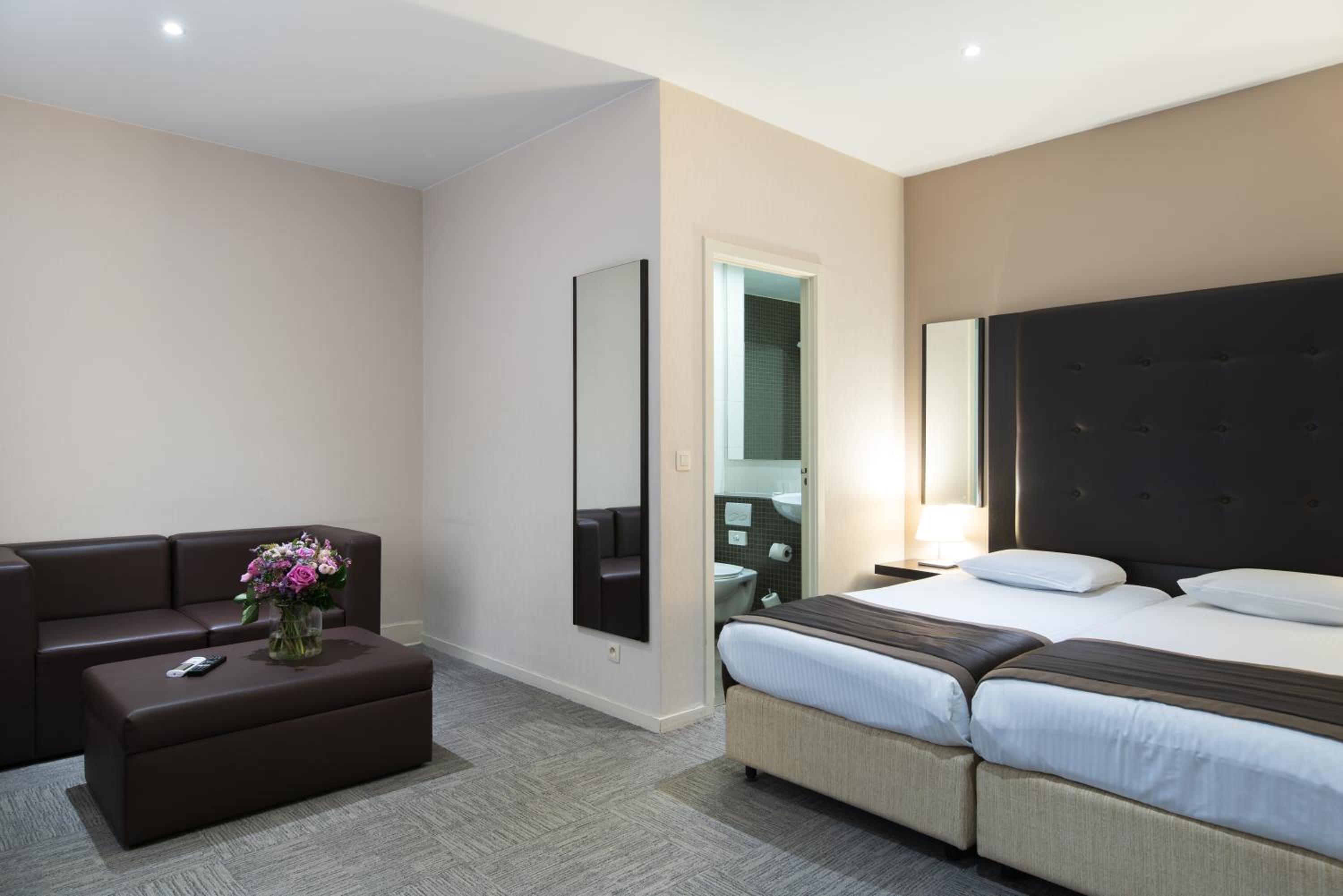 Business Twin Room - Photo 4