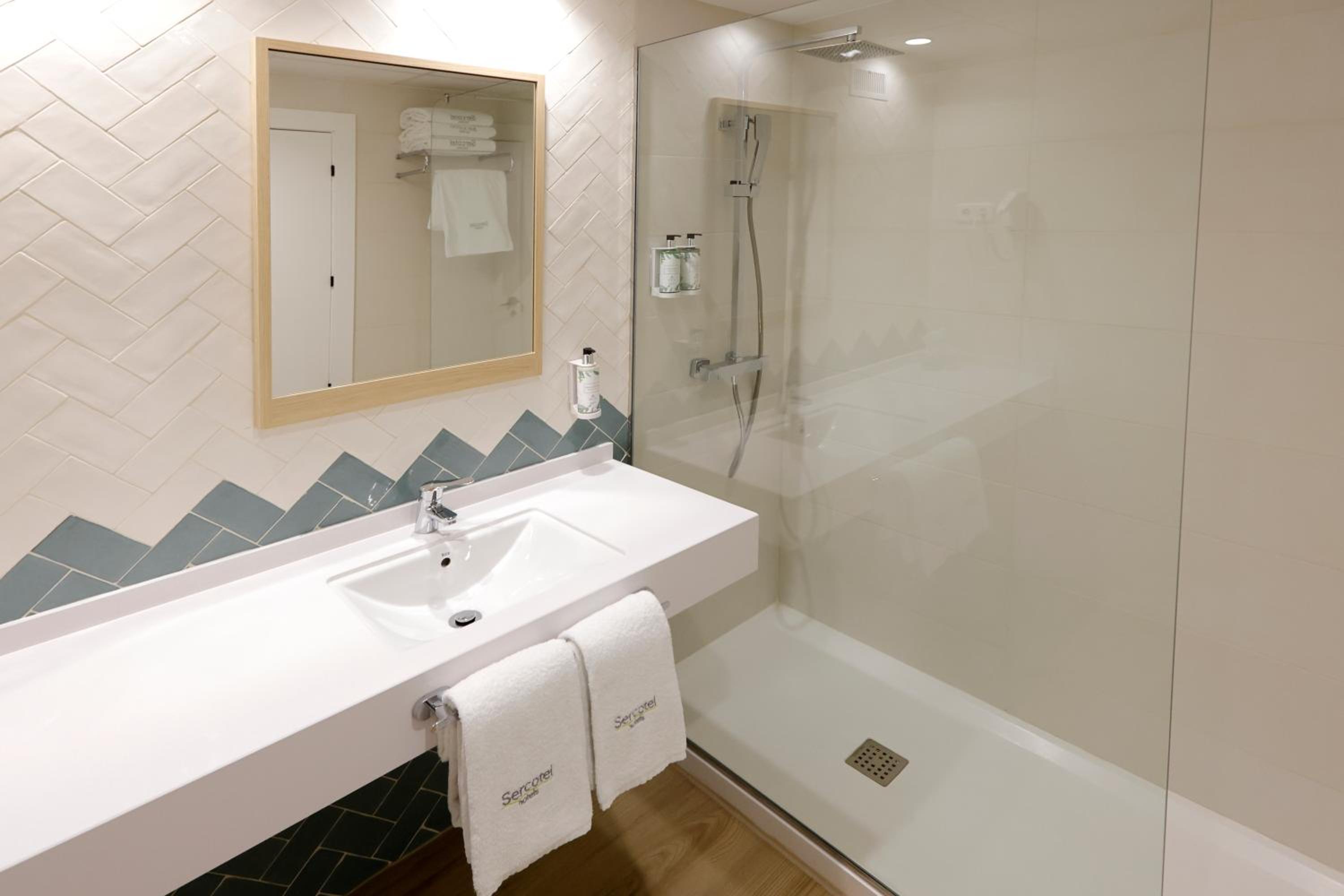 Twin Room - Photo 3