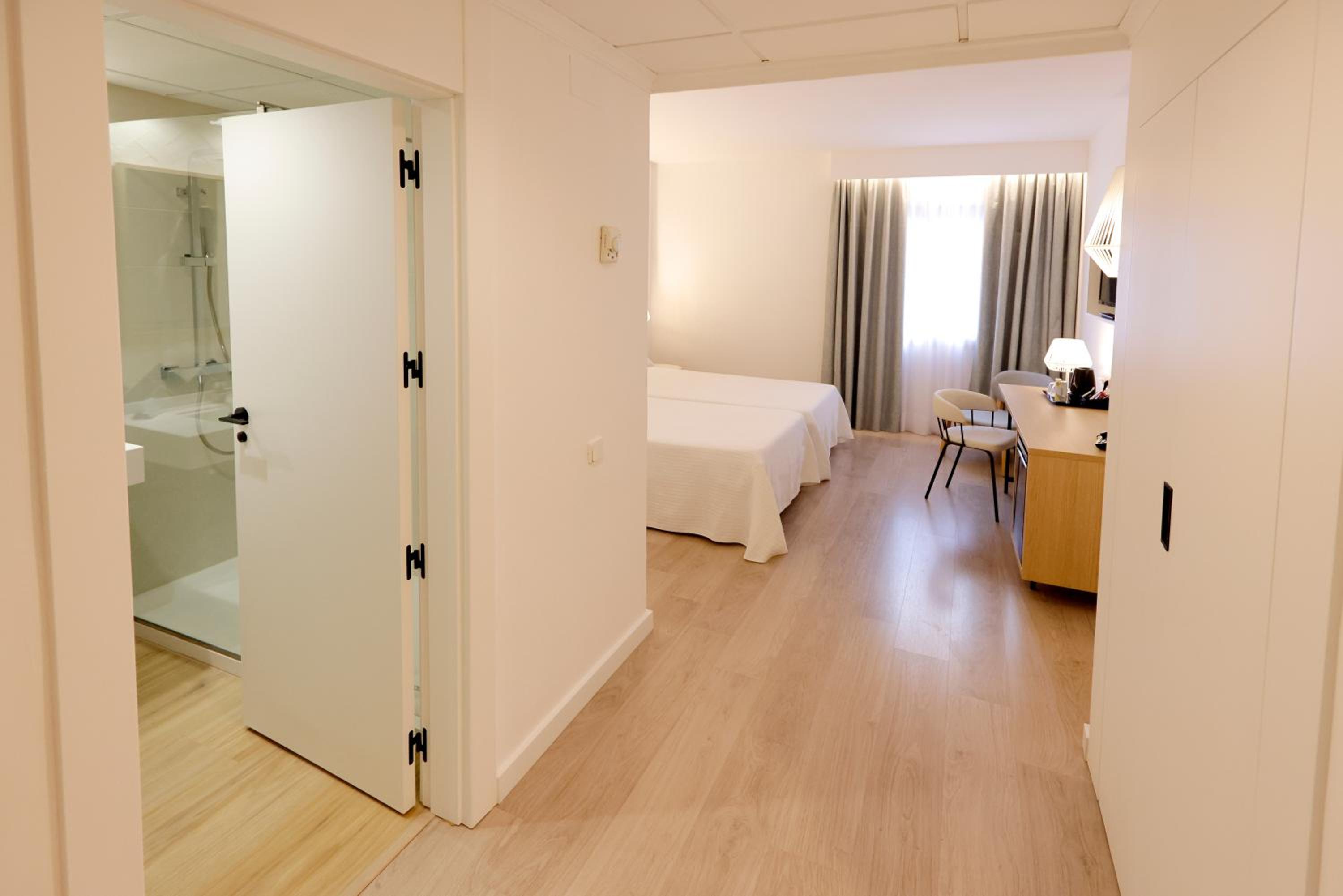 Twin Room - Photo 2