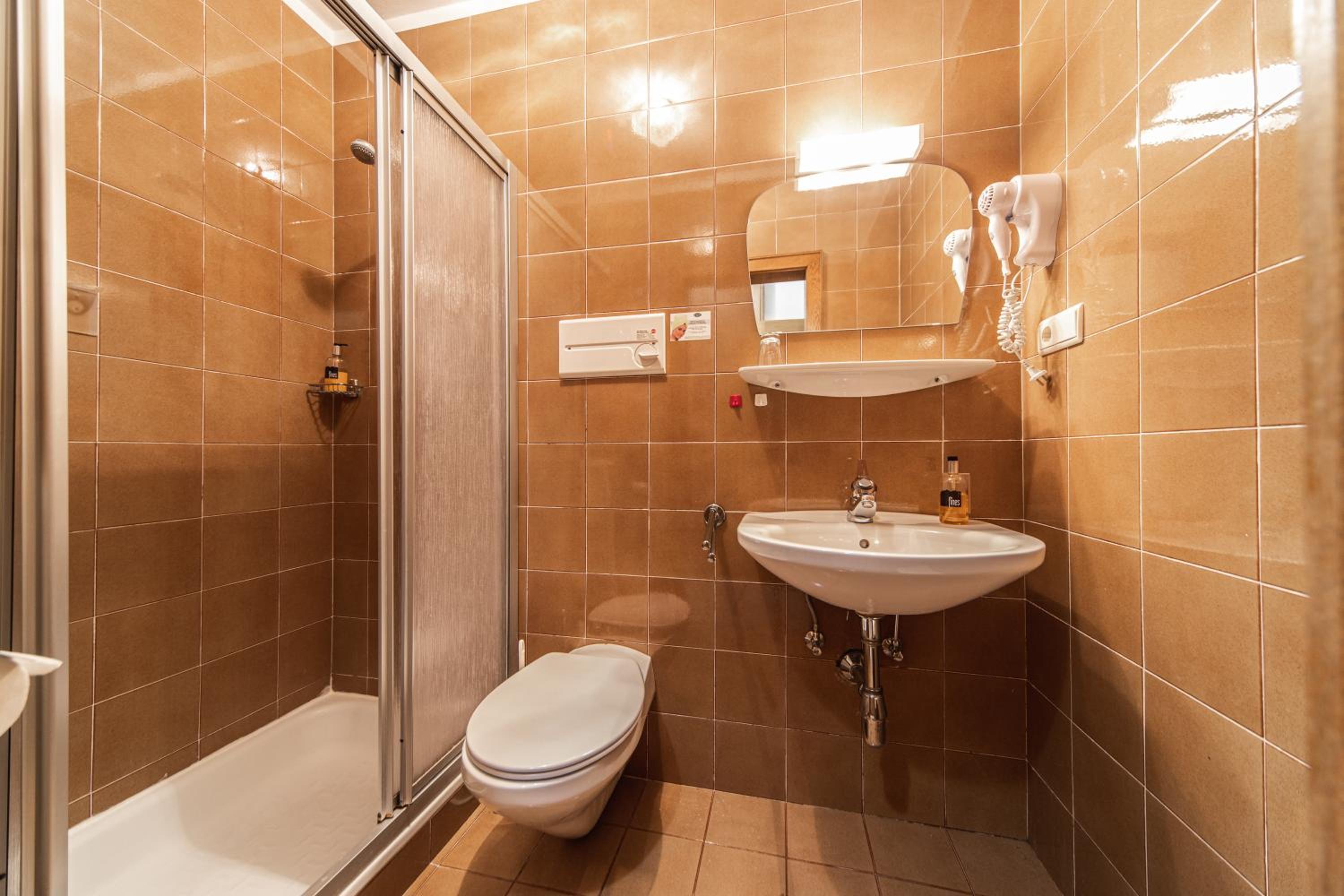 Double Room with Balcony - Photo 8