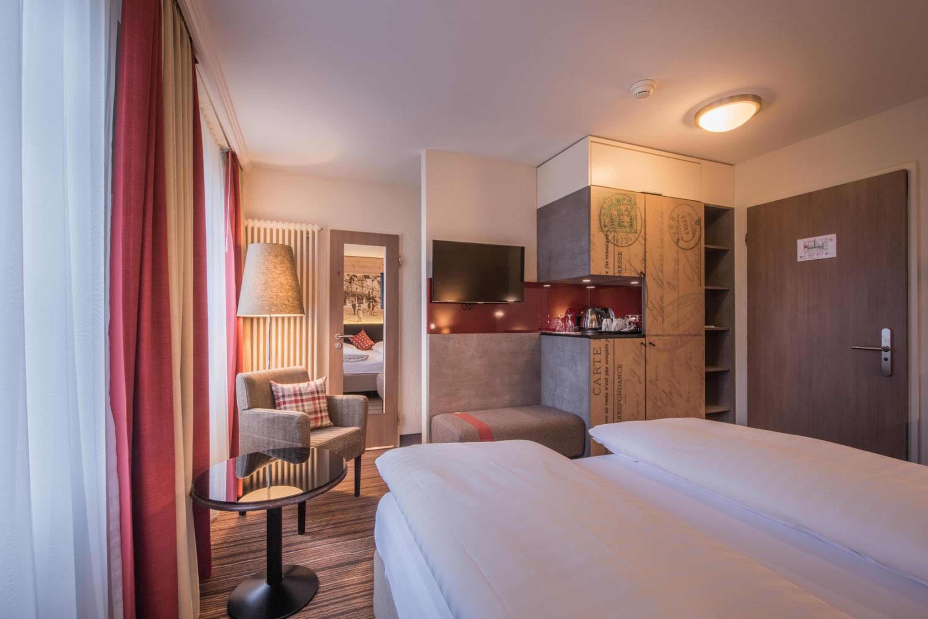 Small Room with Balcony - Photo 3