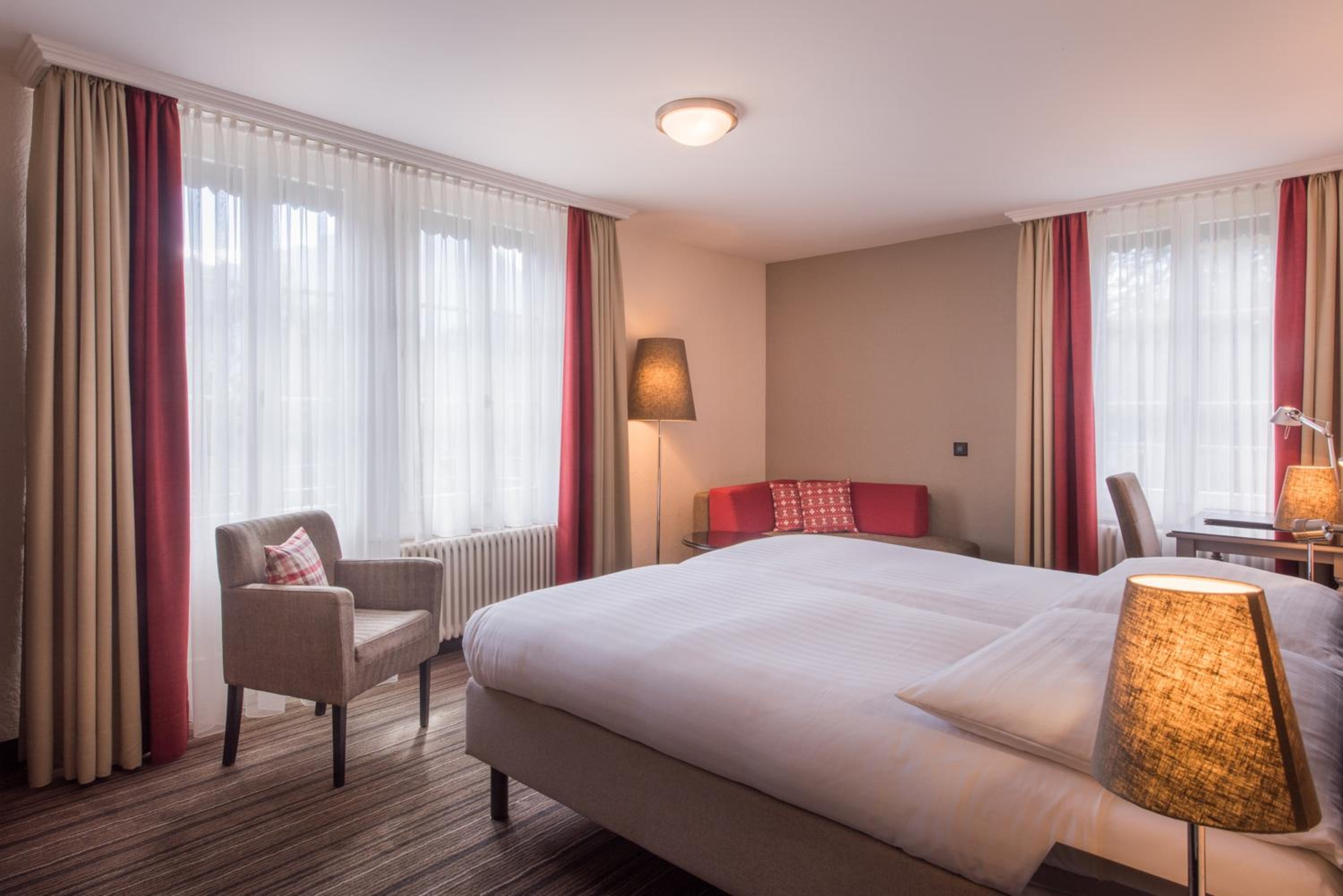 Large Room with Balcony - Photo 4