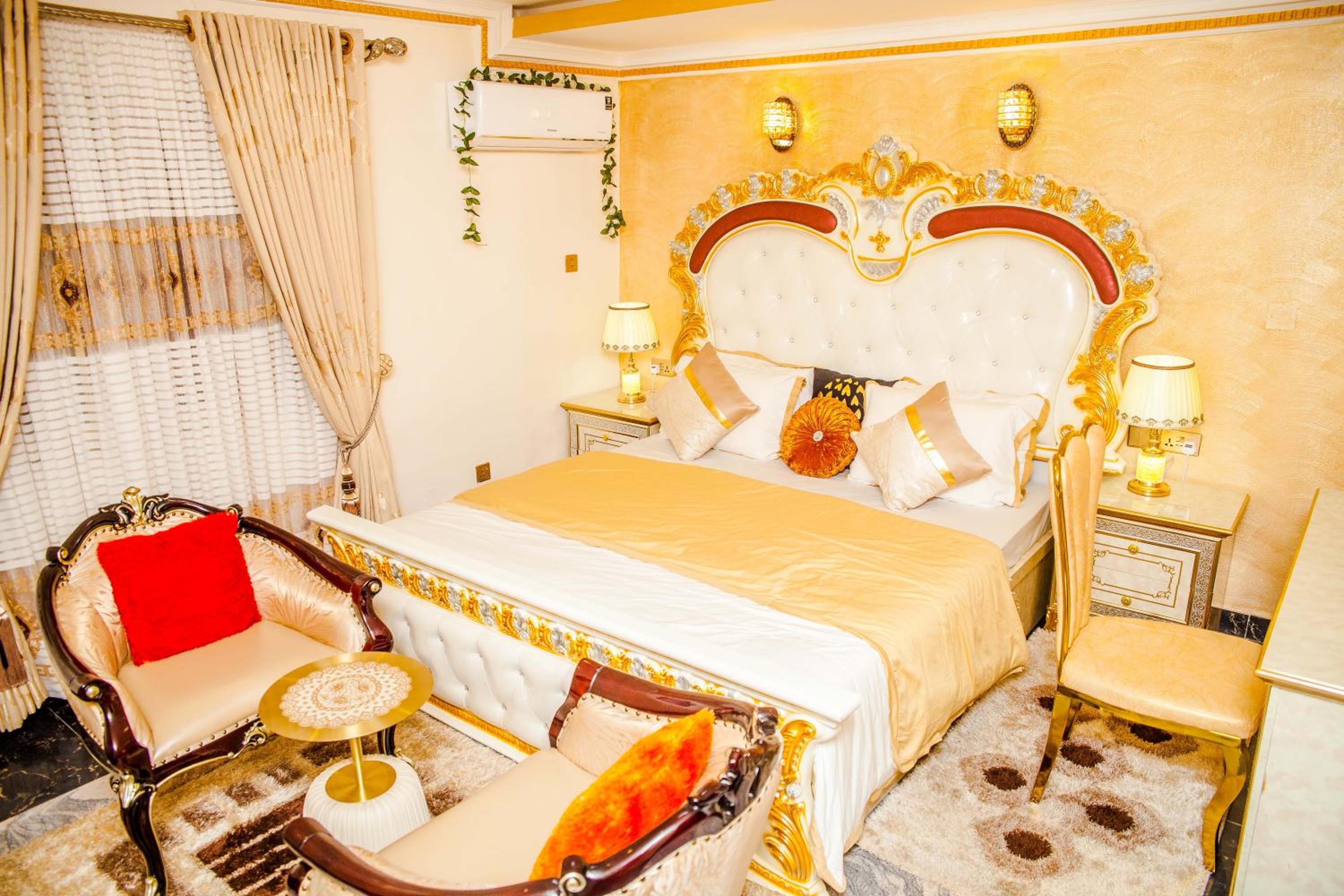 Superior King Suite - Photo 3