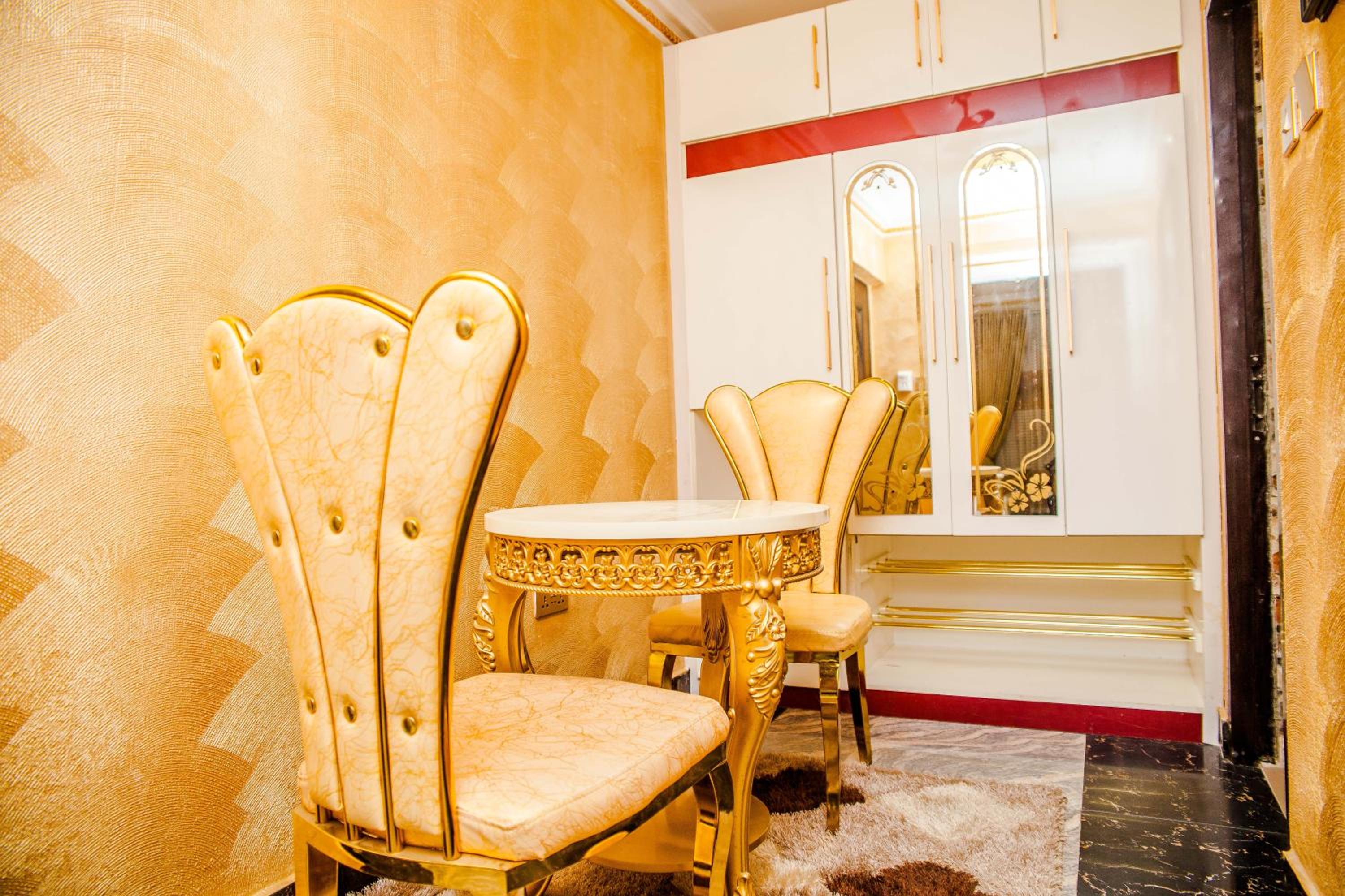 Superior King Suite - Photo 6