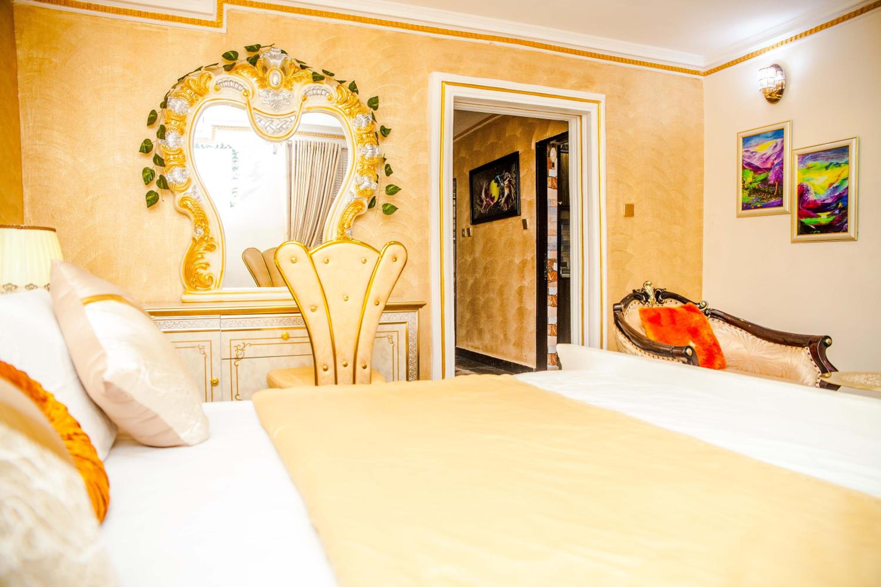 Superior King Suite - Photo 9