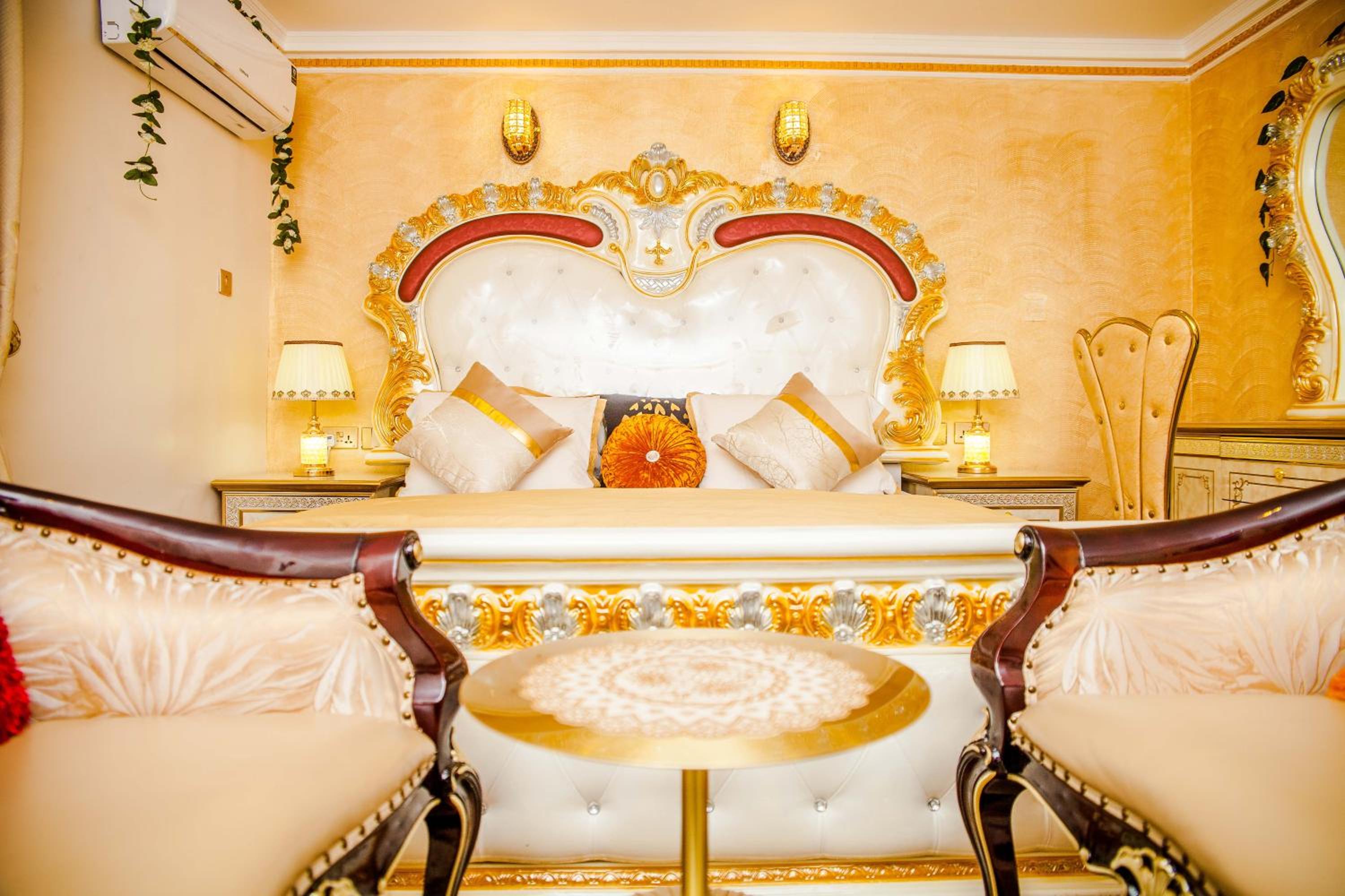 Superior King Suite - Photo 10