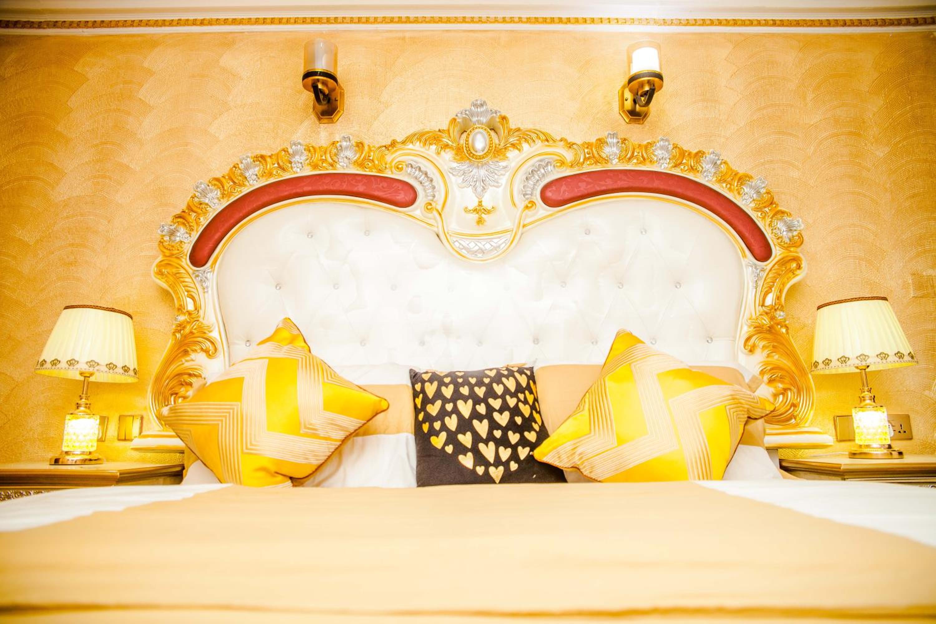 Superior King Suite - Photo 12