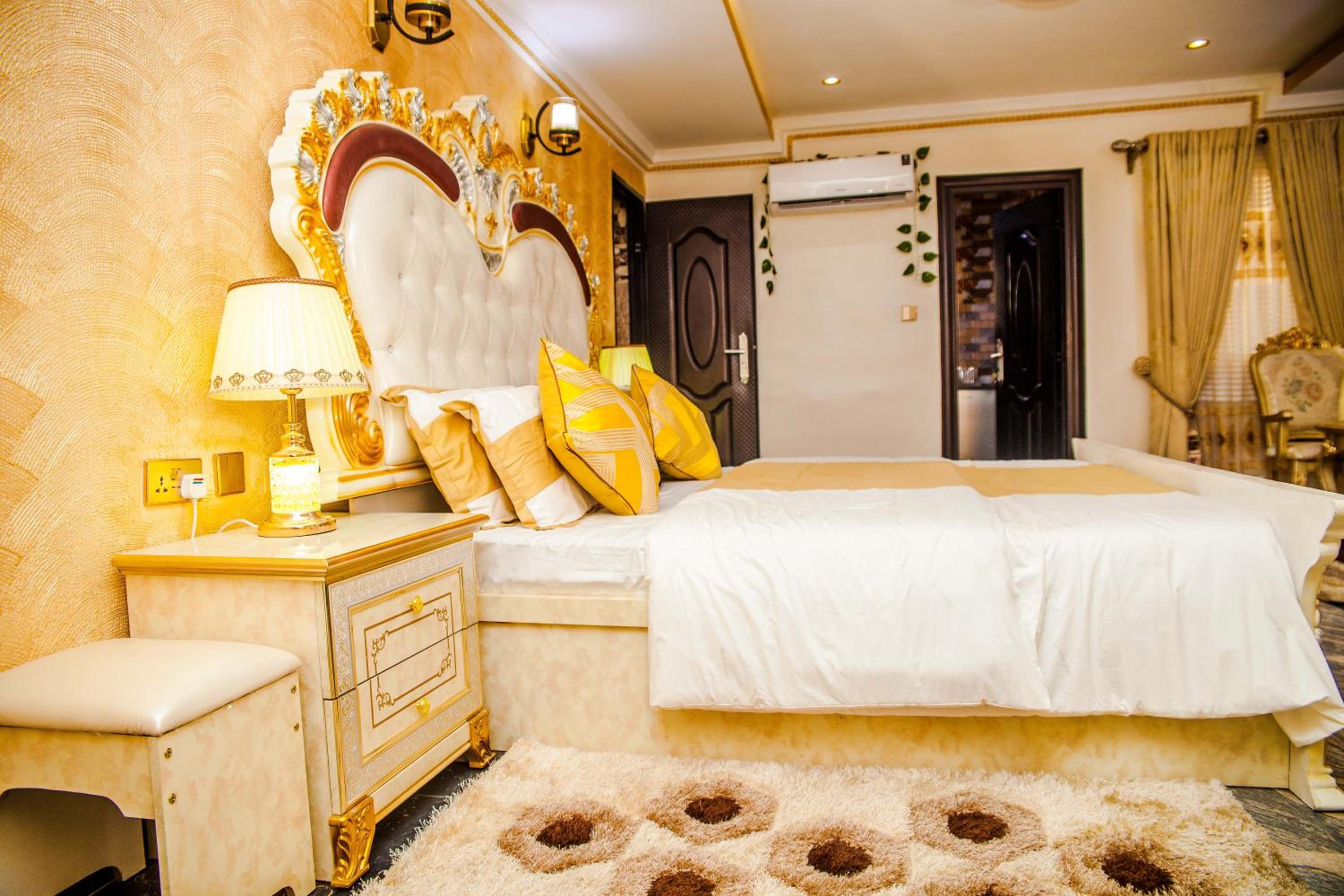 Superior King Suite - Photo 14