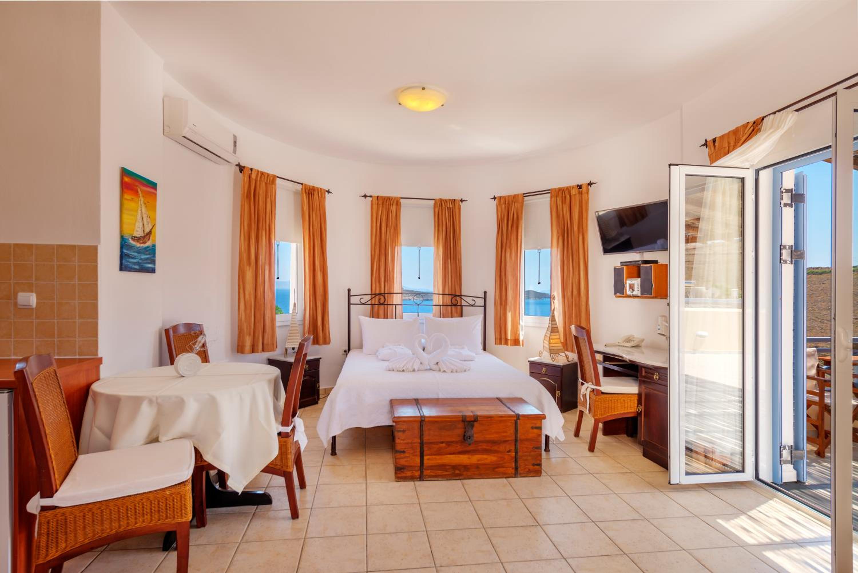 Superior Classic Suite with Sea View - Photo 1