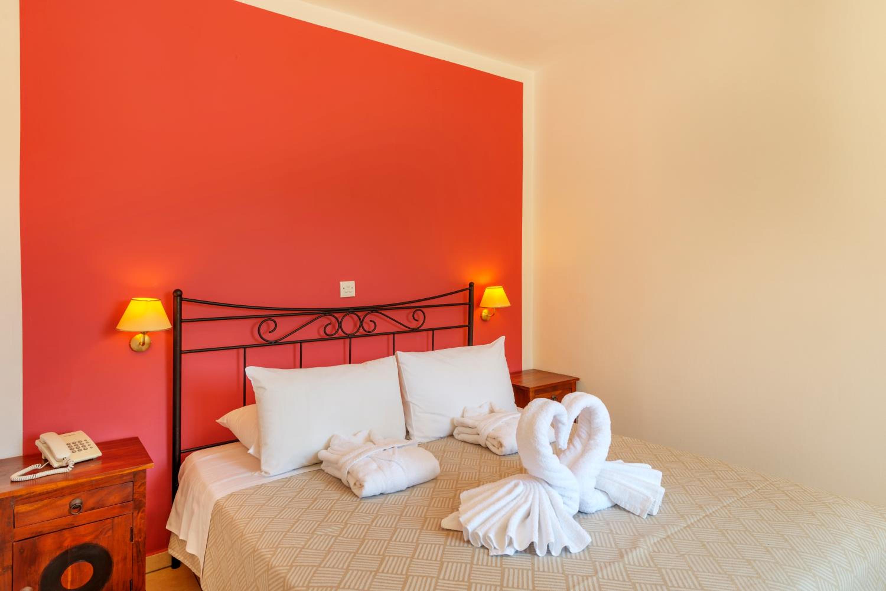 Deluxe Suite with Sea View - Photo 8