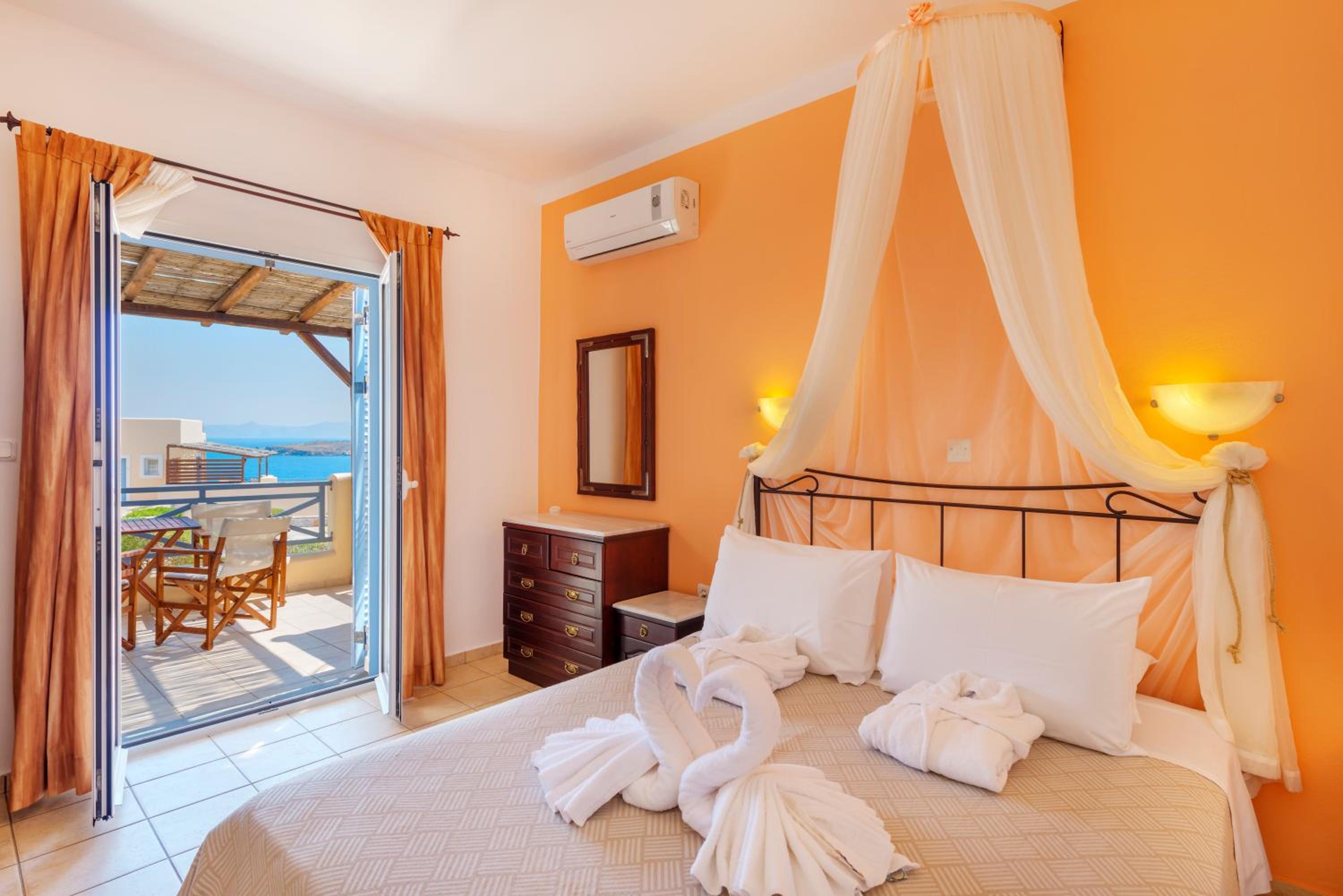 Deluxe Suite with Sea View - Photo 4