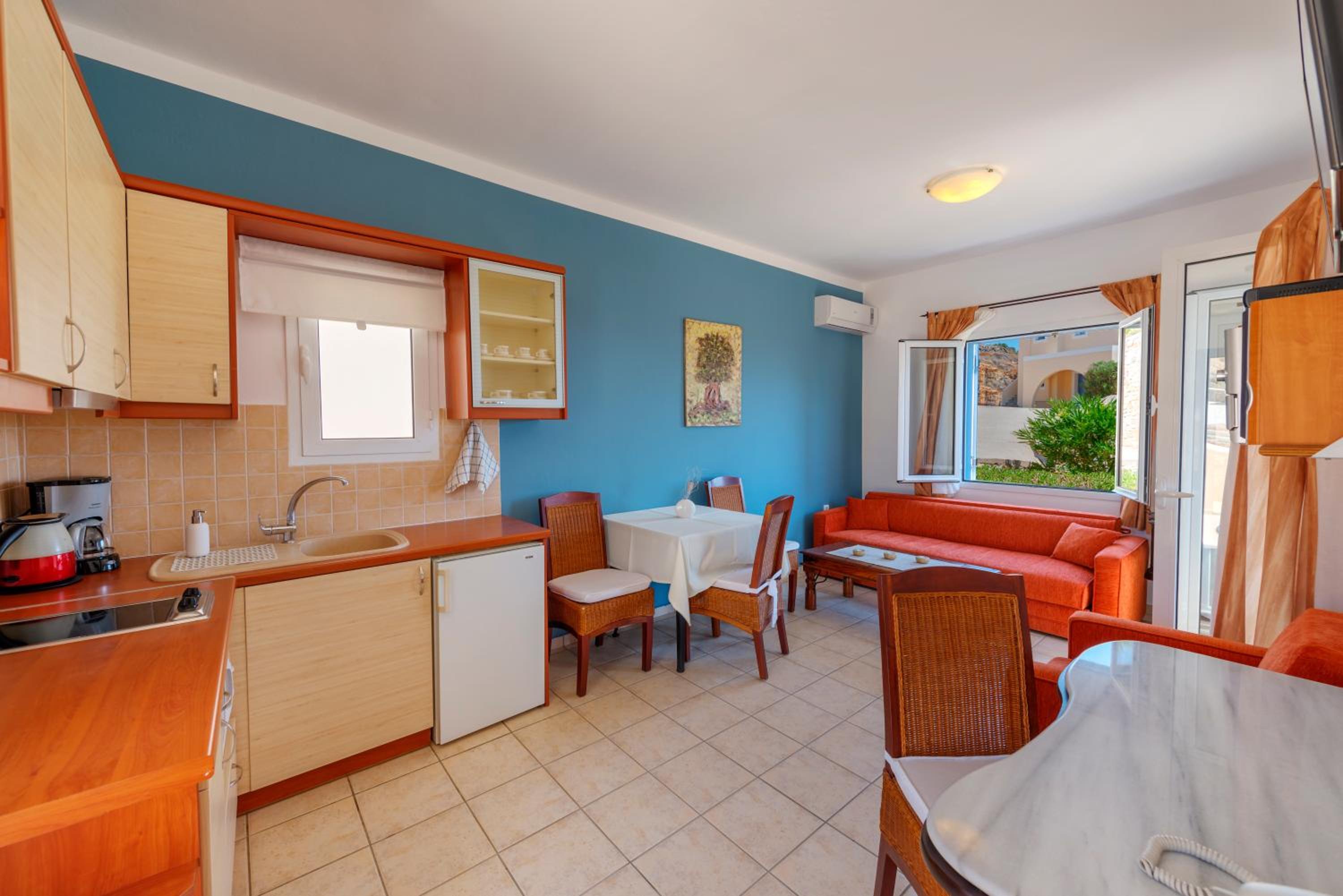 Deluxe Suite with Sea View - Photo 7