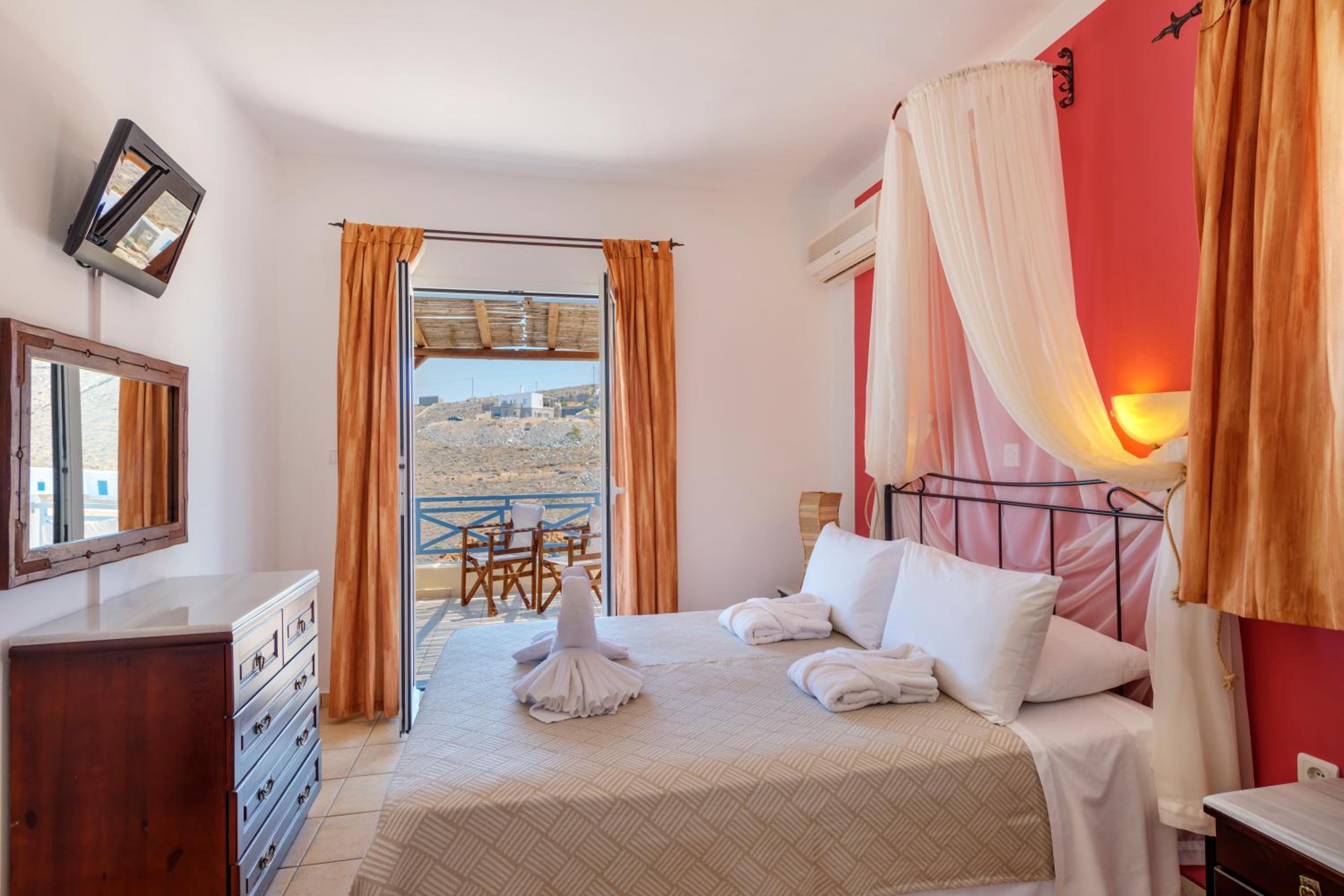 Deluxe Suite with Sea View - Photo 5