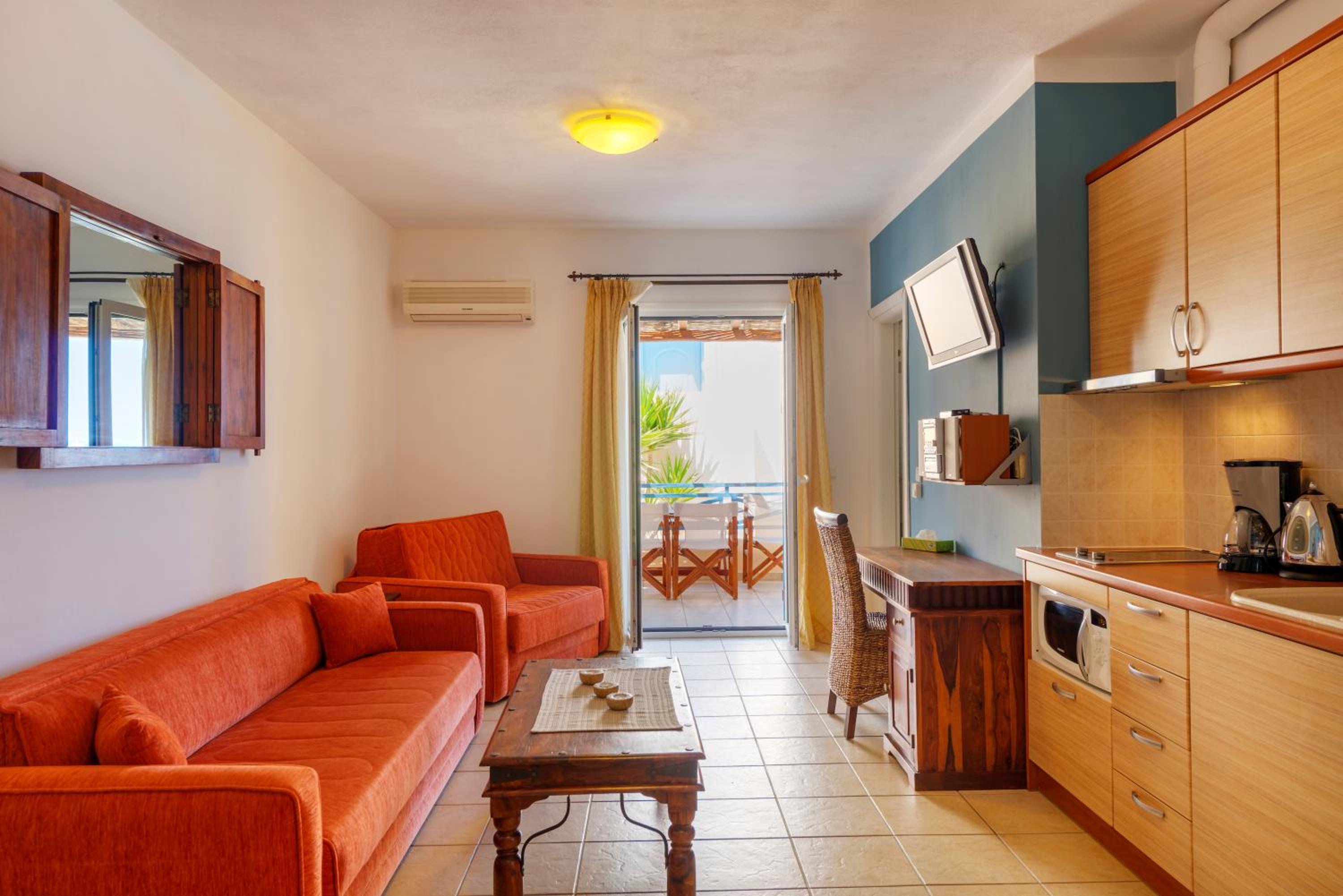 Deluxe Suite with Sea View - Photo 6