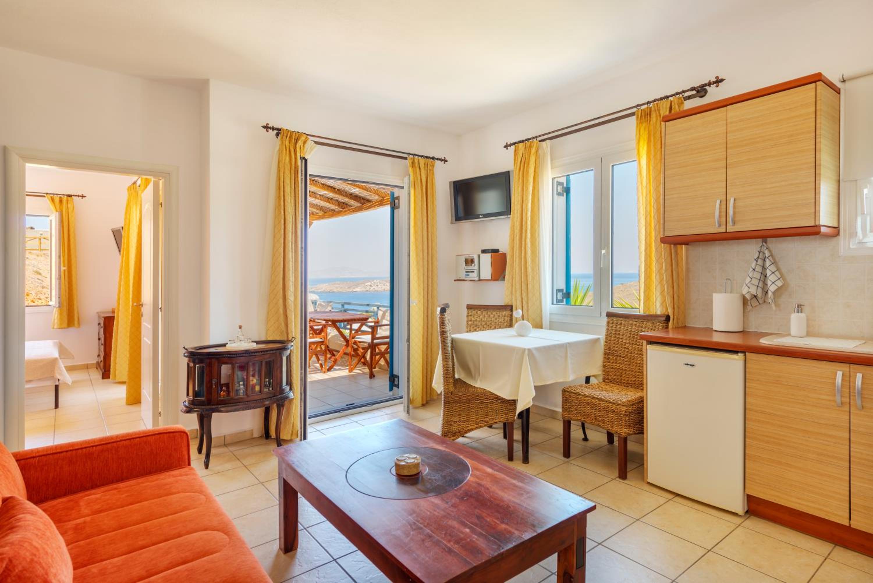 Deluxe Suite with Sea View - Photo 9