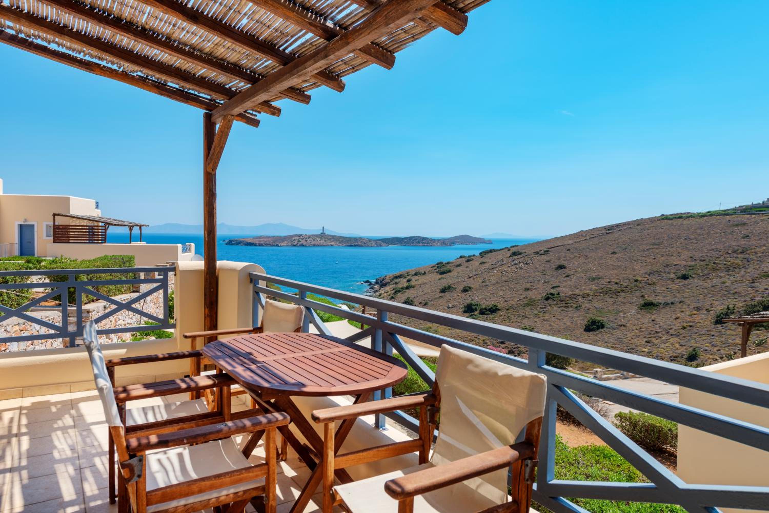 Deluxe Suite with Sea View - Photo 3