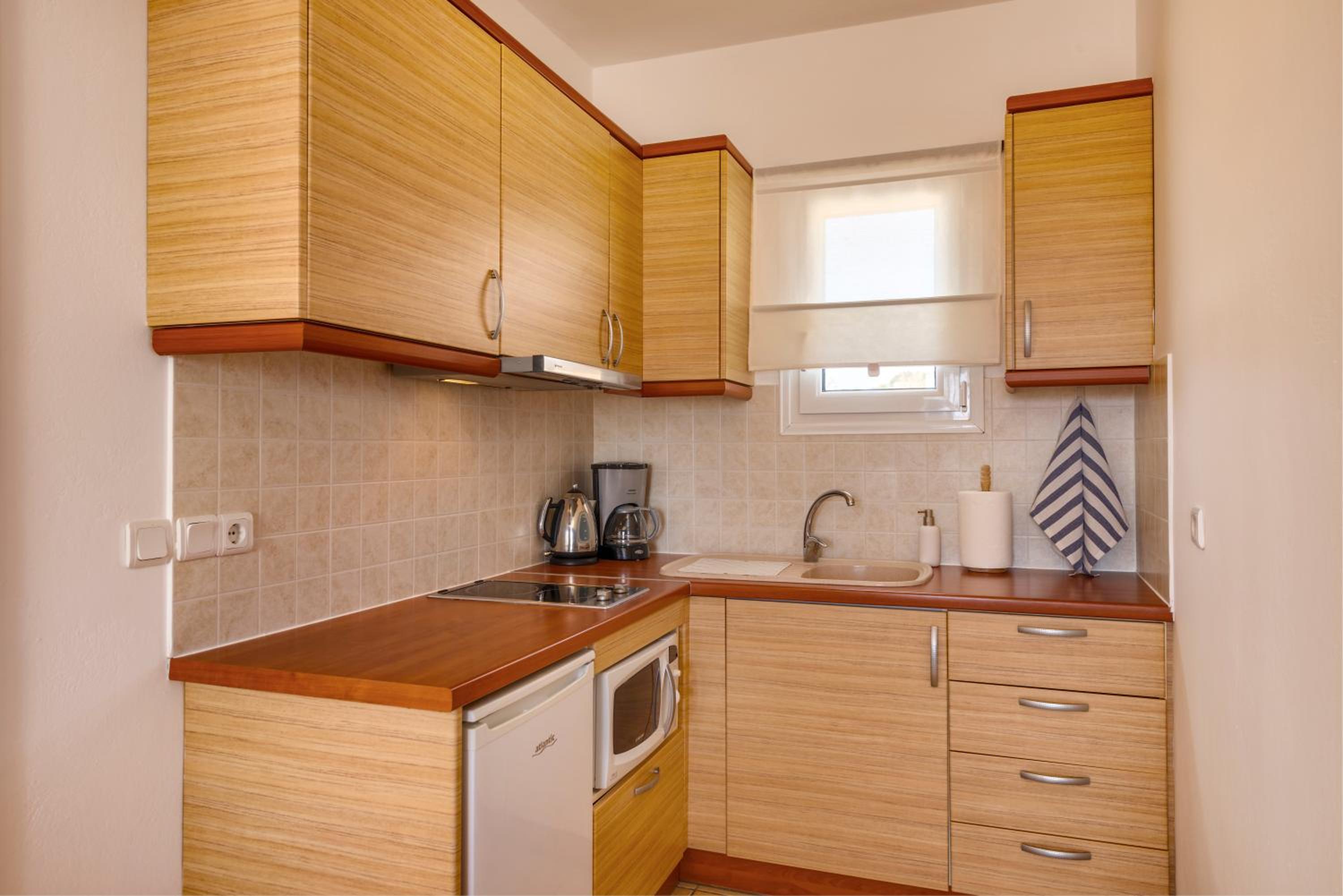 Deluxe Suite With Sea View - Photo 3