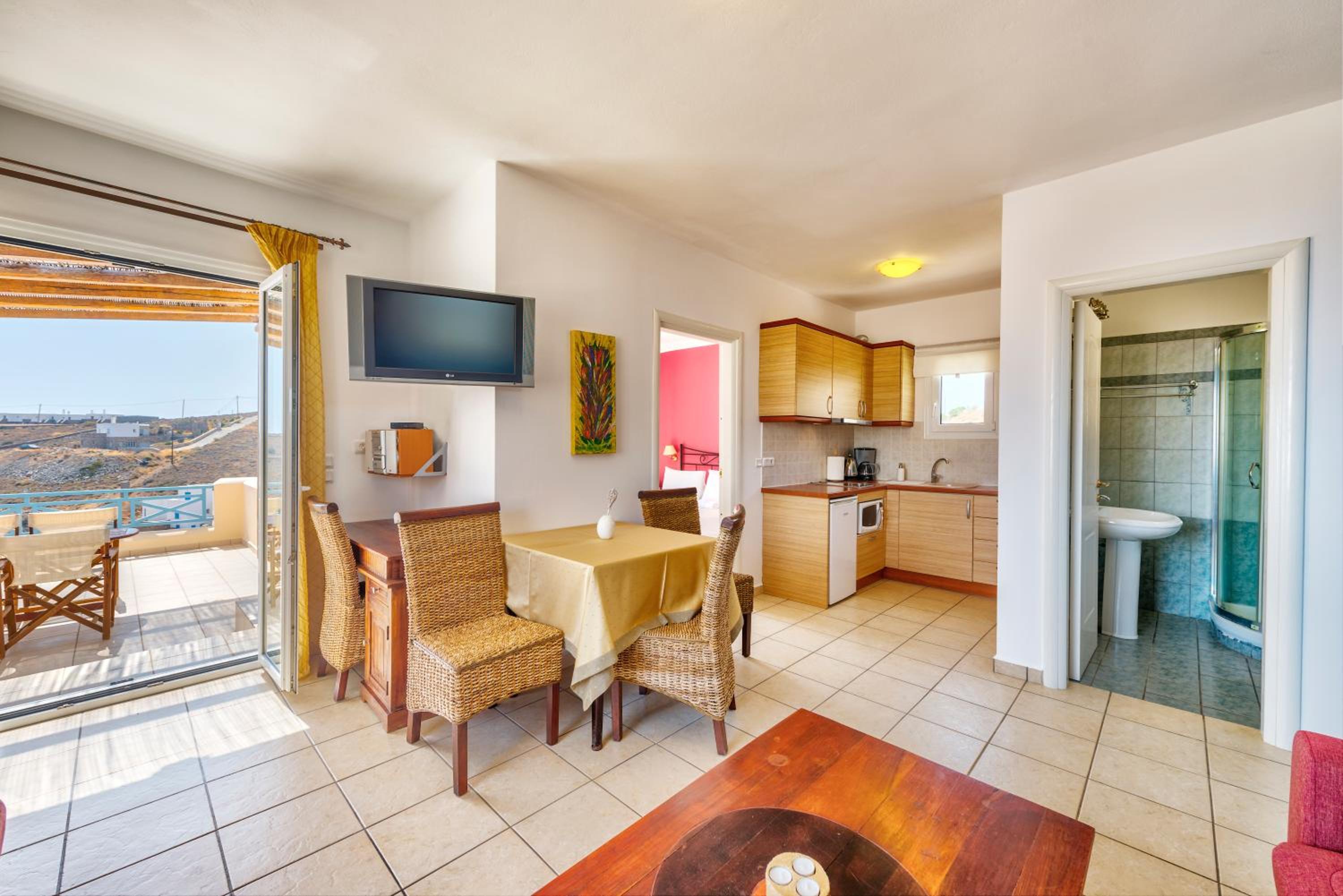 Deluxe Suite With Sea View - Photo 2