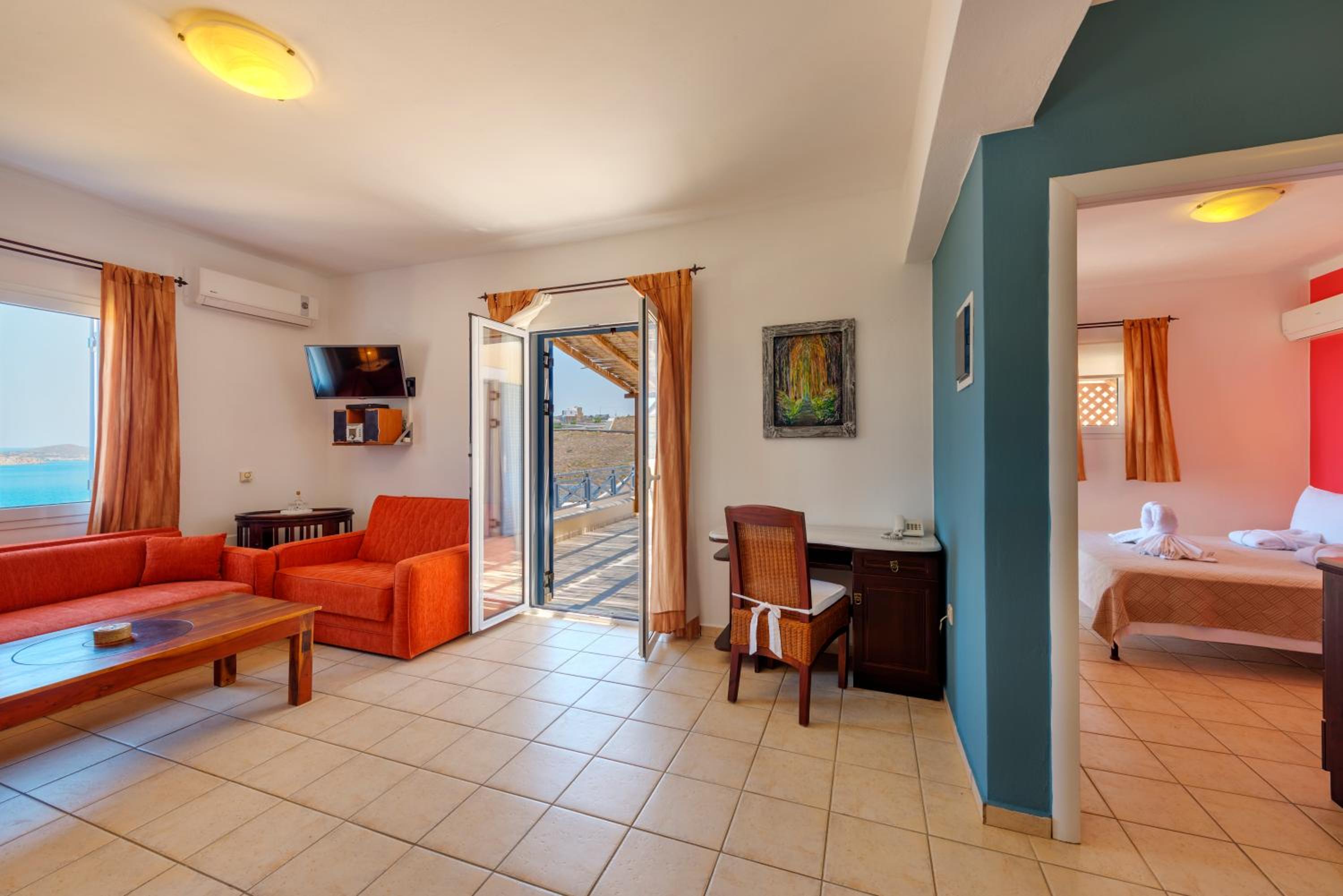 Two-Bedroom Family Suite with Sea View photo 2
