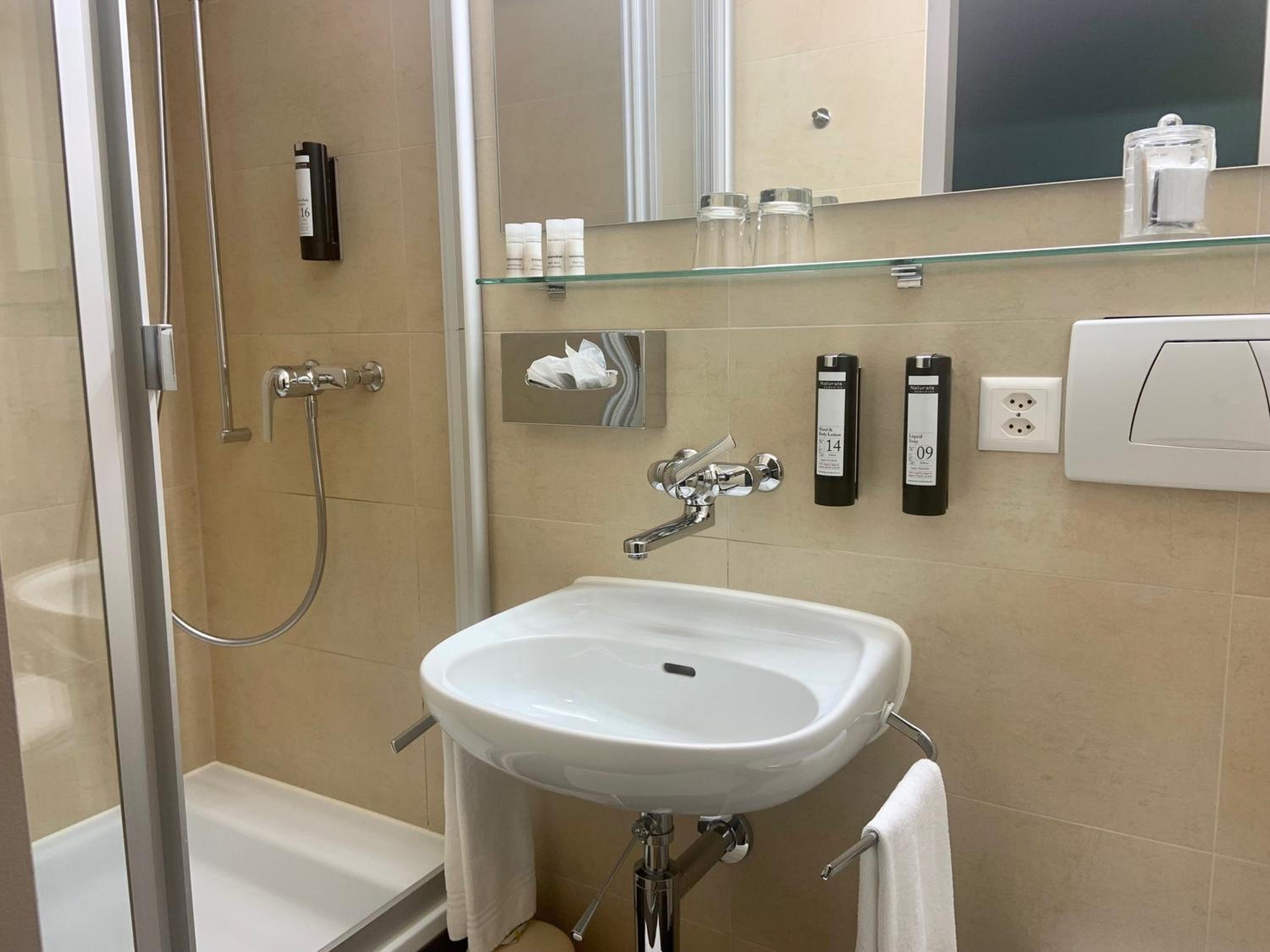 (5th Floor) Twin Room with Shower - Photo 5