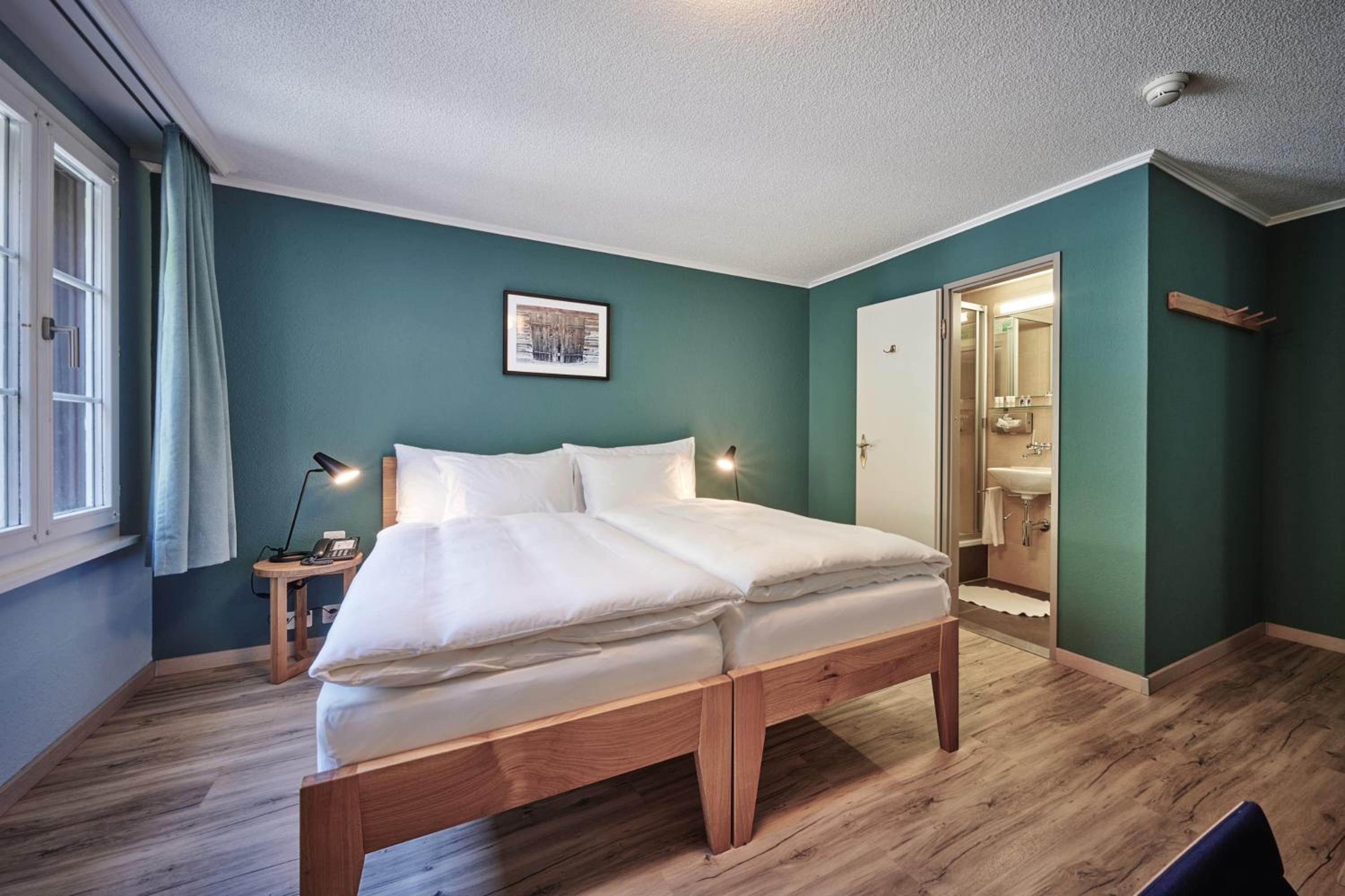 (5th Floor) Twin Room with Shower - Photo 4