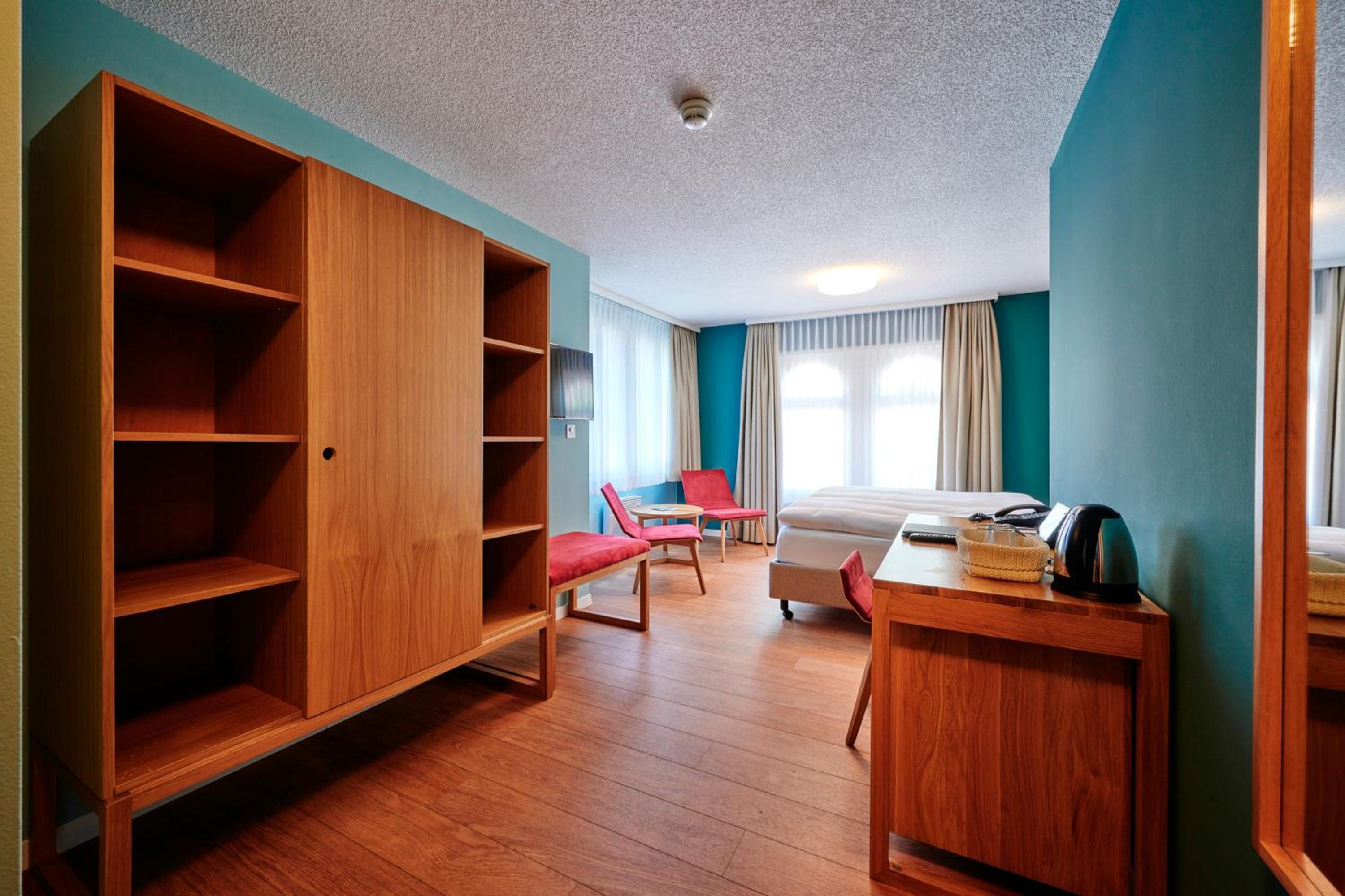(5th Floor) Twin Room with Shower - Photo 2