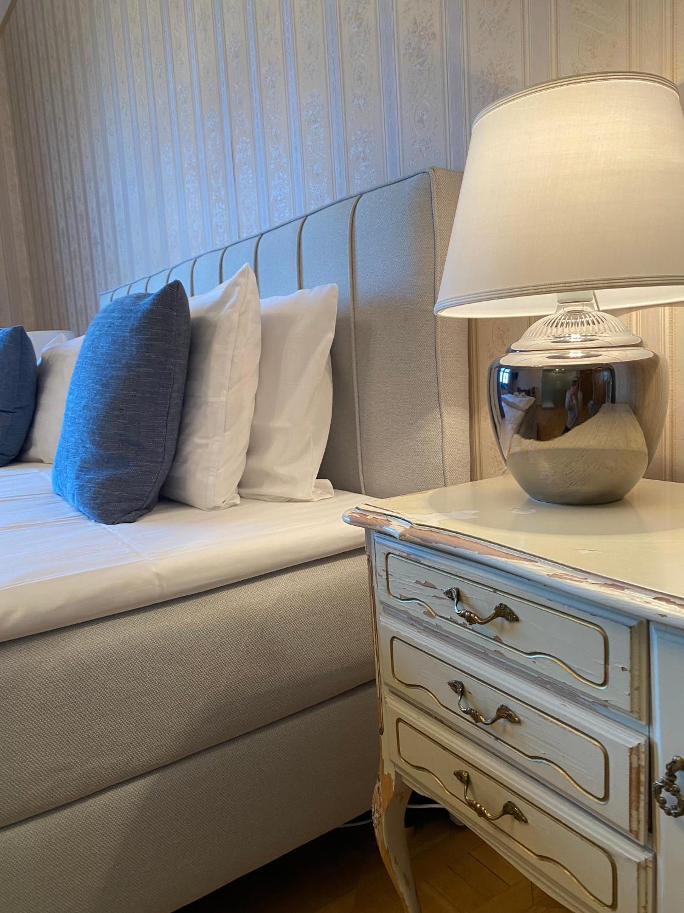 Queen Room photo 2
