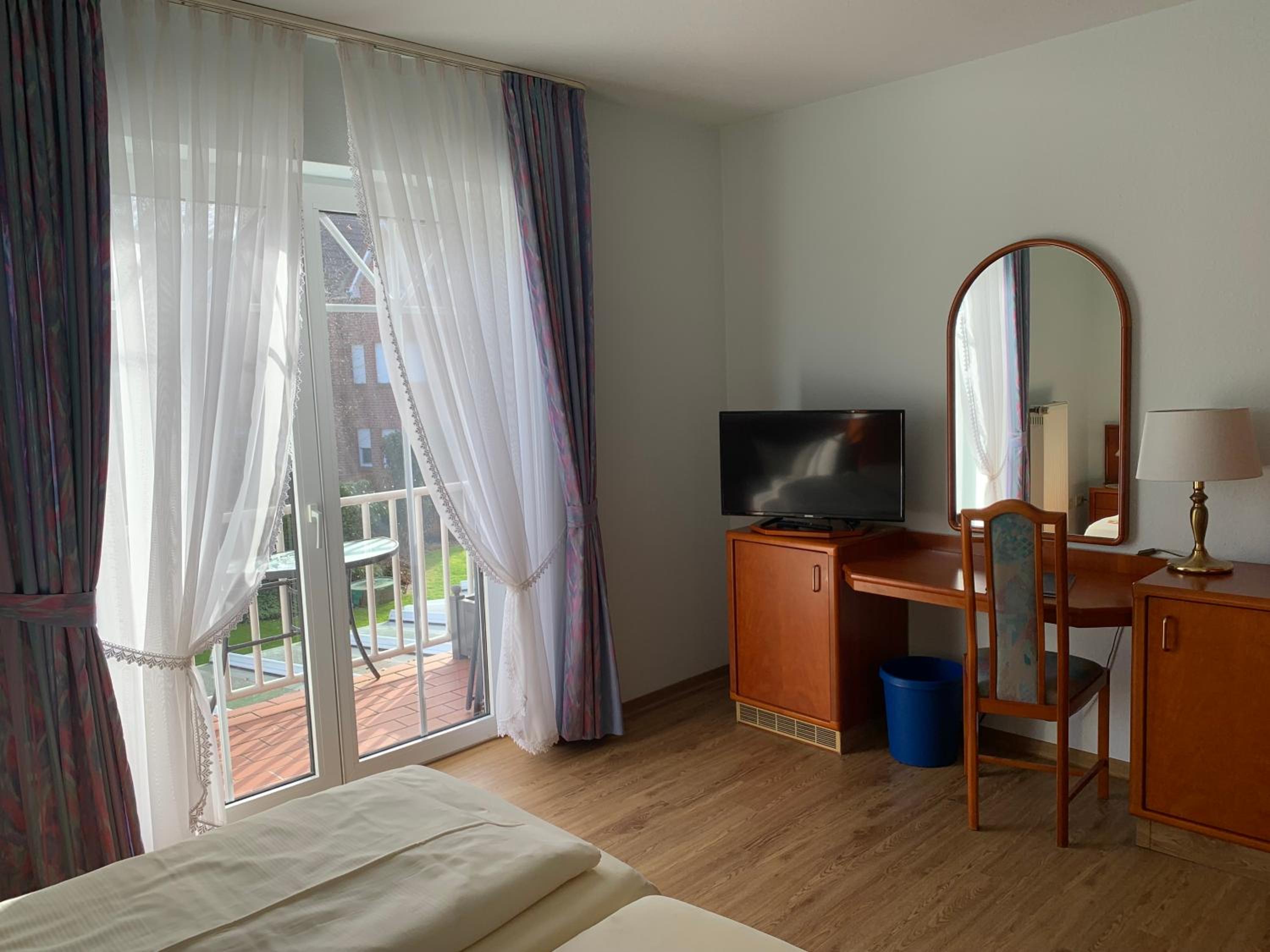 Classic Double Room With Balcony - Photo 2