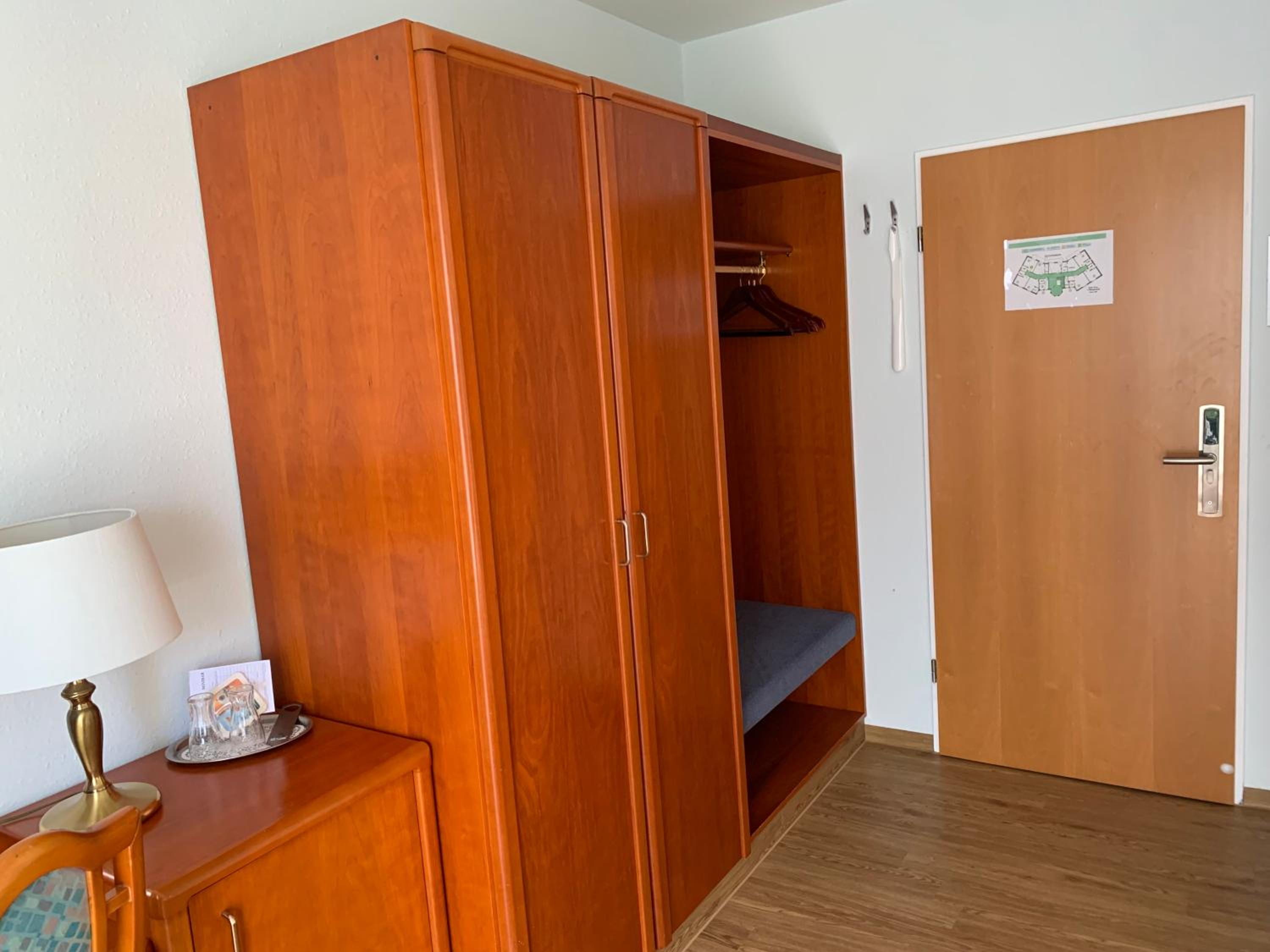 Classic Double Room With Balcony - Photo 3