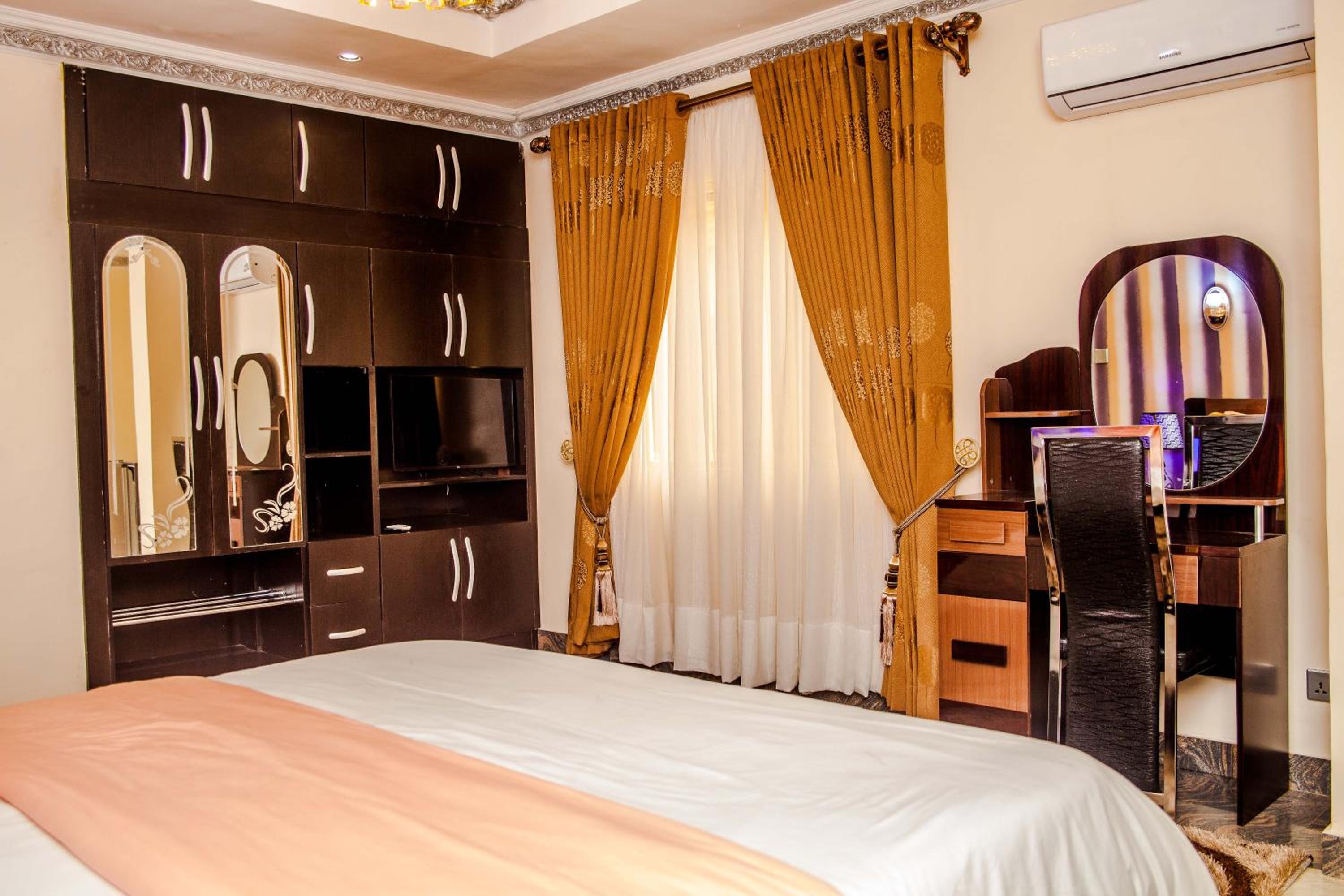 One-Bedroom Apartment - Photo 9