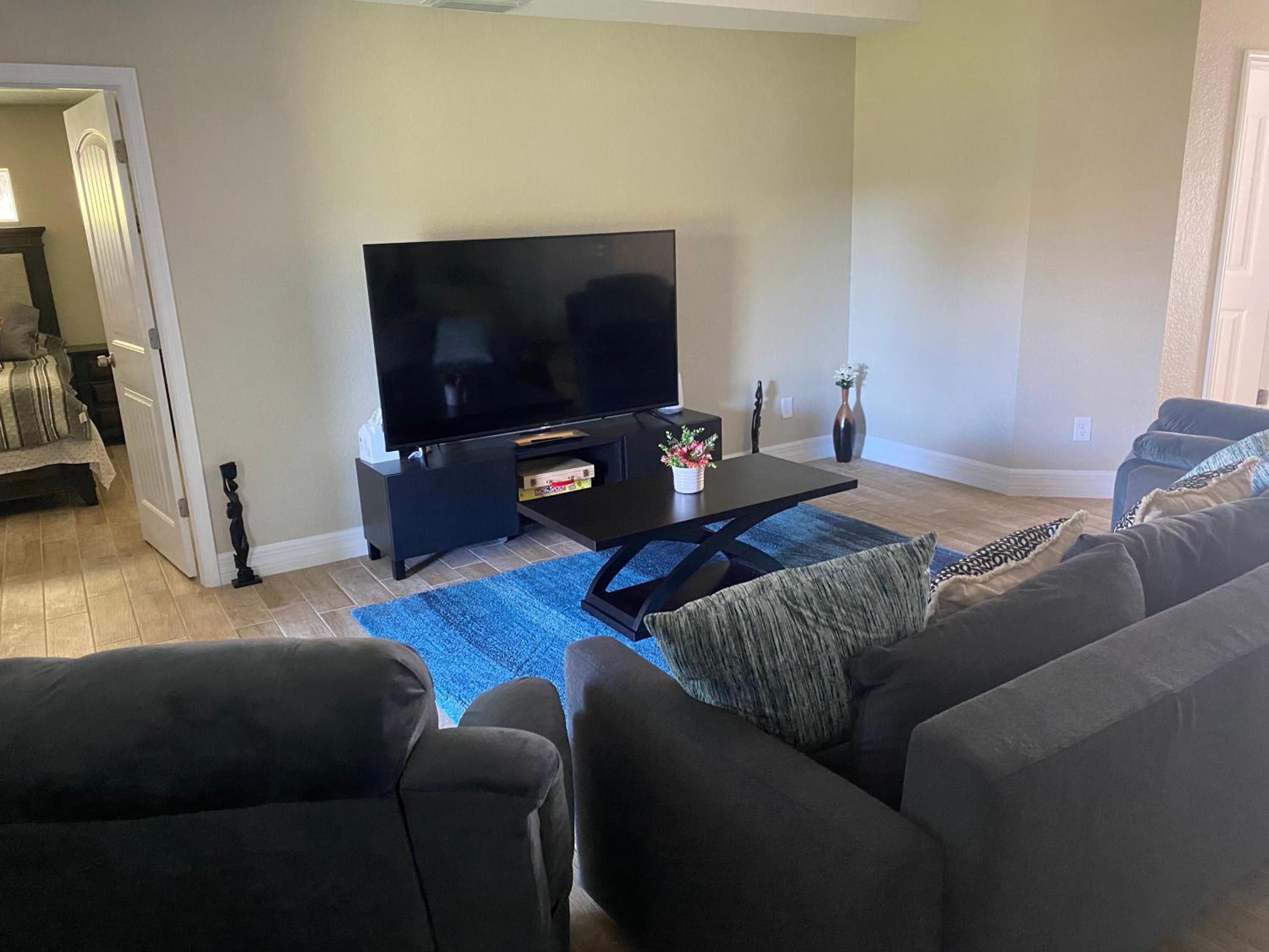 Three-Bedroom House - Photo 3