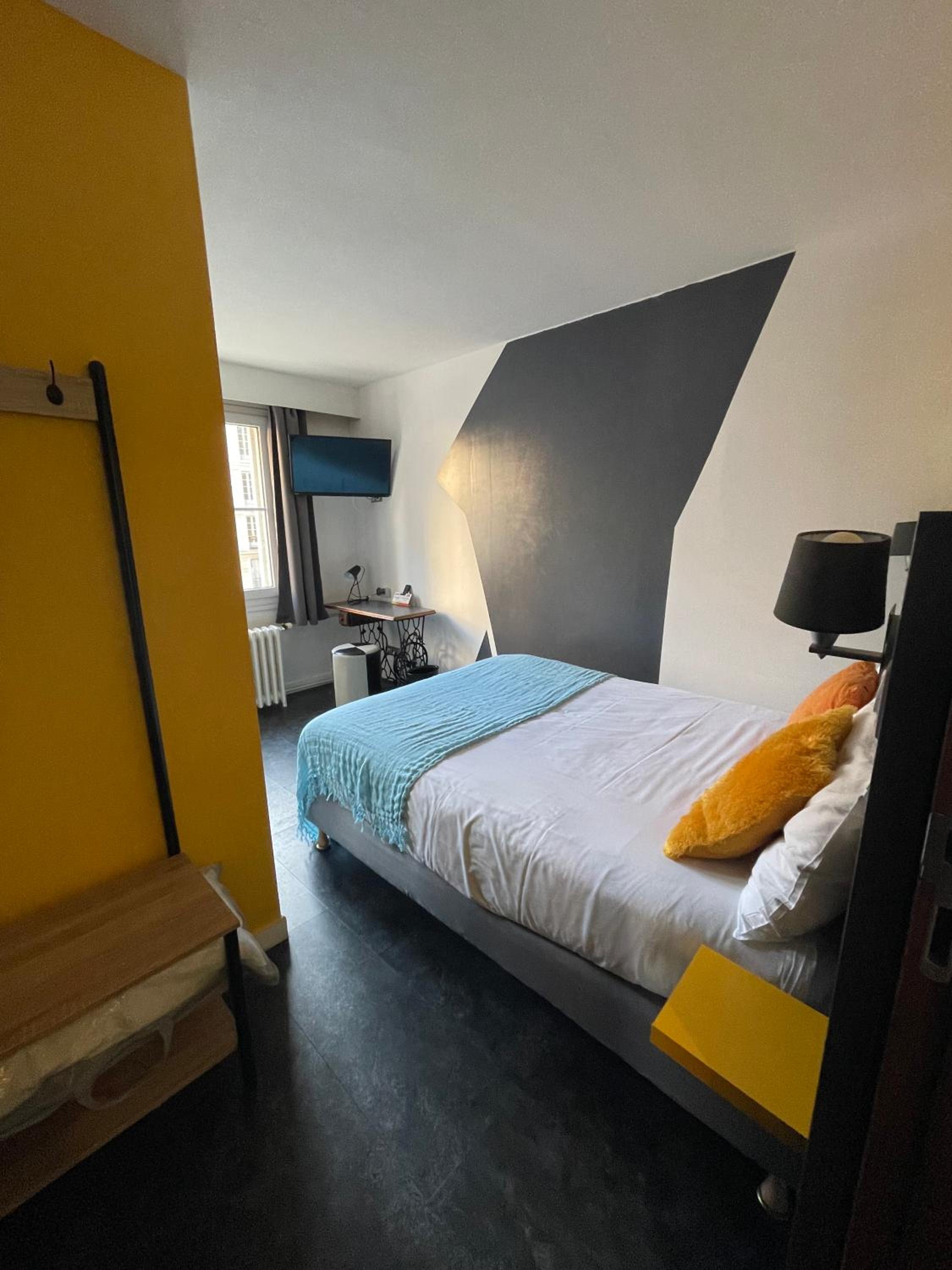 Standard Double Room - Photo 9