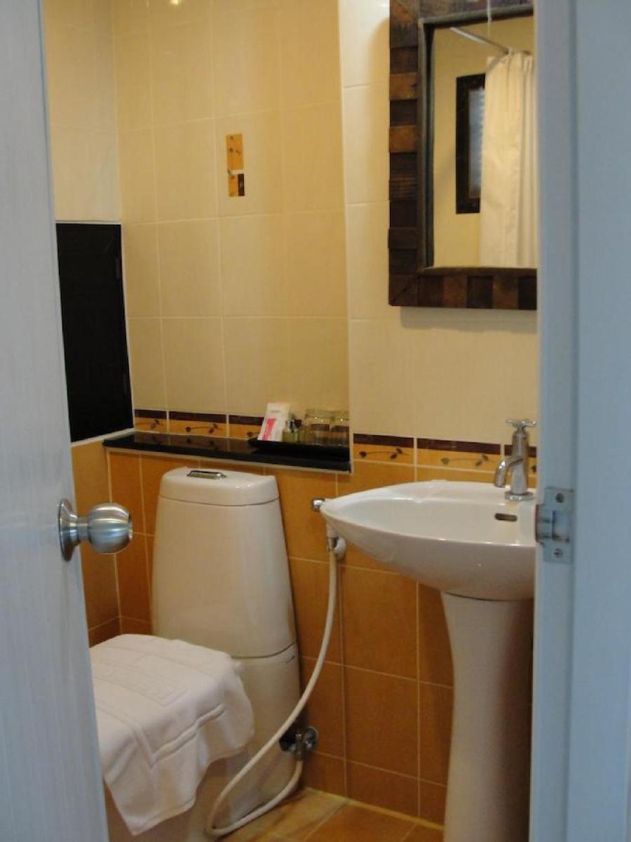Standard Double or Twin Room - Photo 8