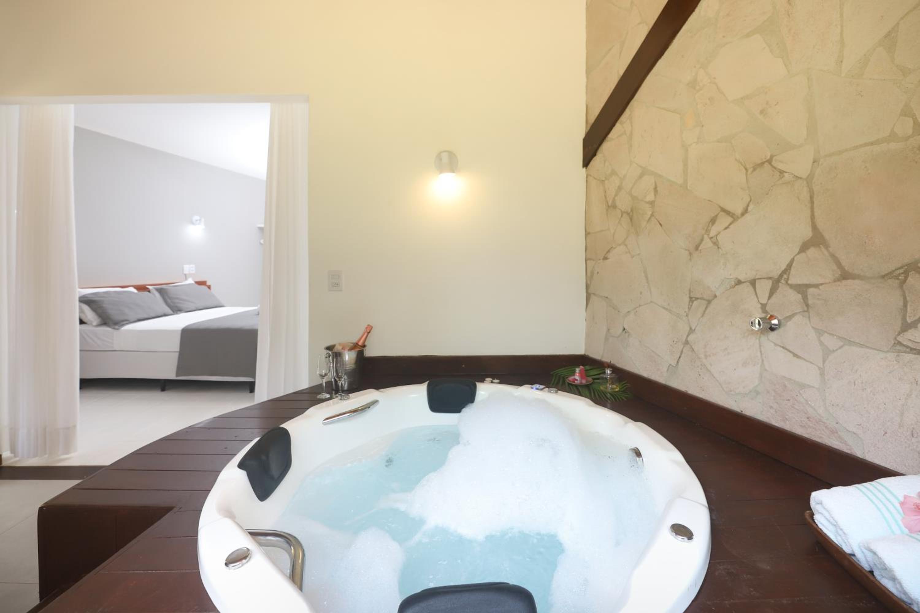 Deluxe Suite with Spa Bath photo 3