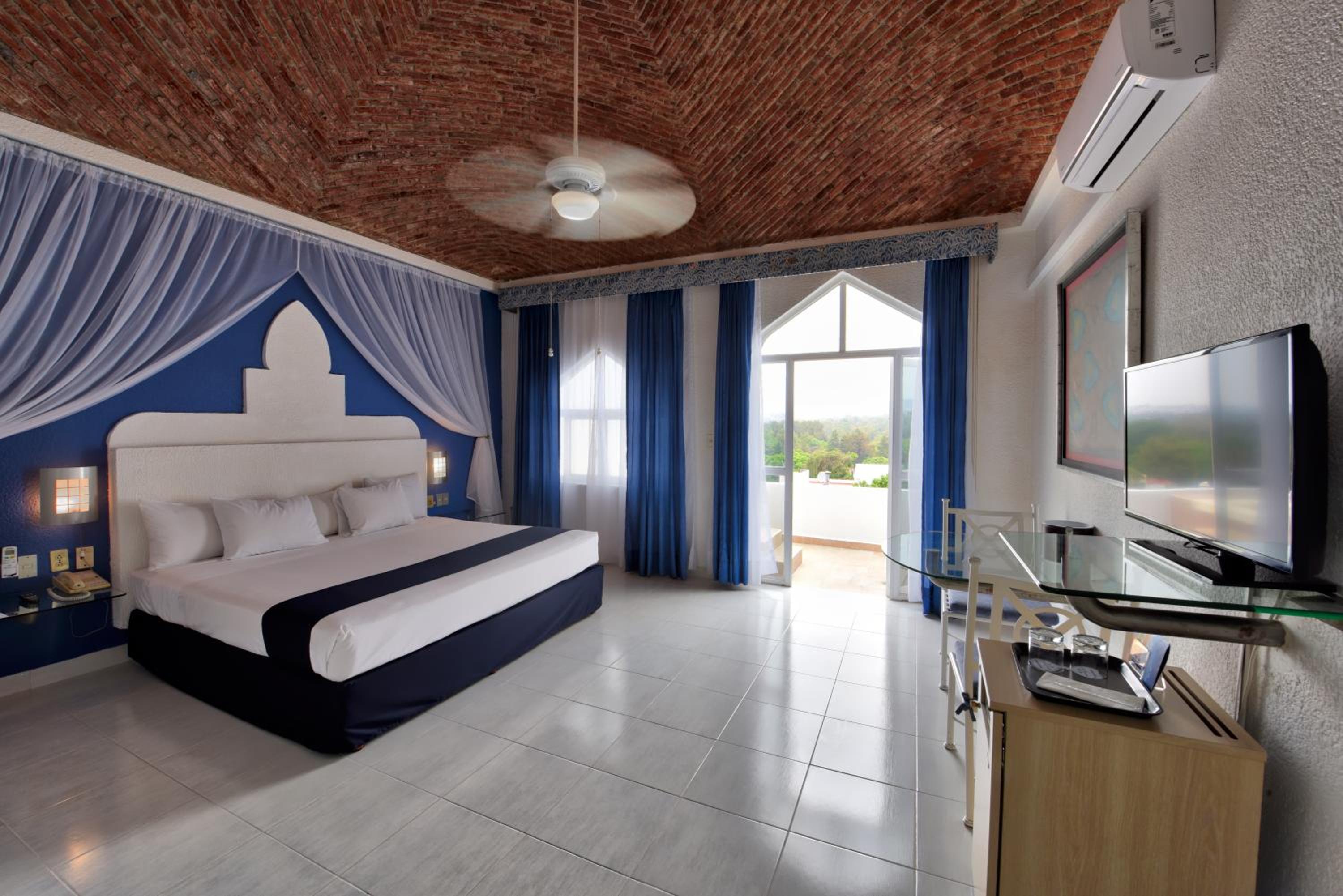 Honeymoon Suite - Photo 4