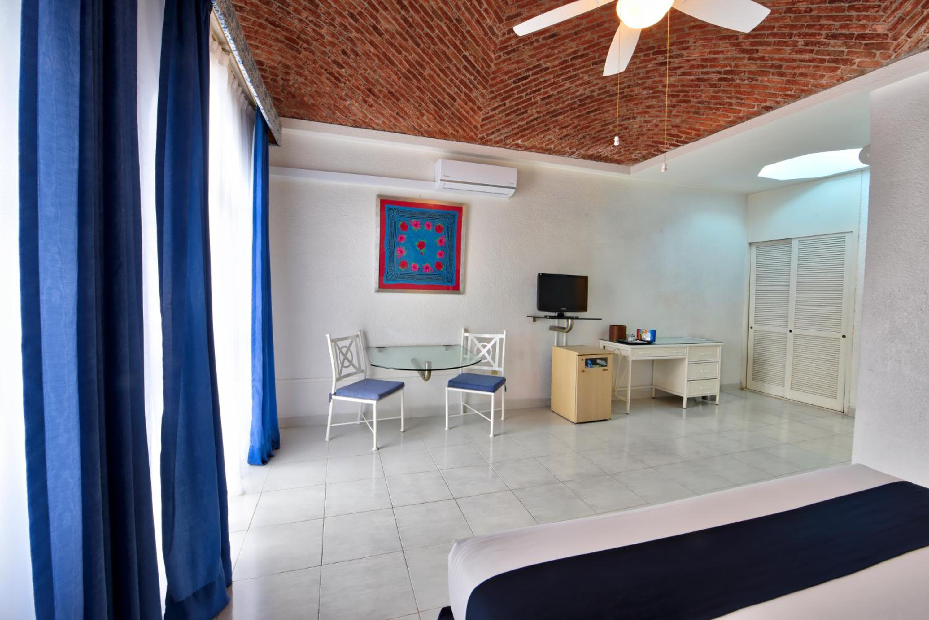 Honeymoon Suite - Photo 2