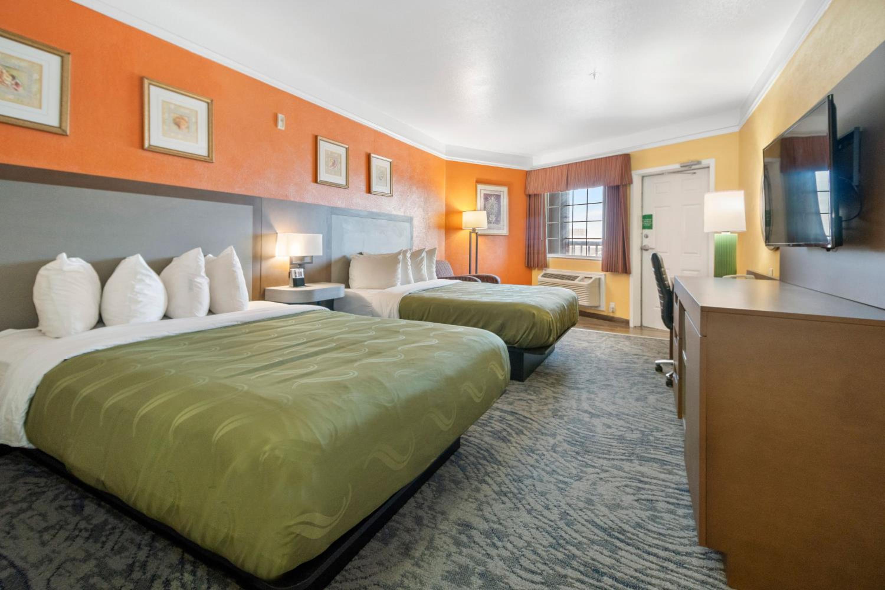 Queen Room with Two Queen Beds - Non-Smoking - Photo 11