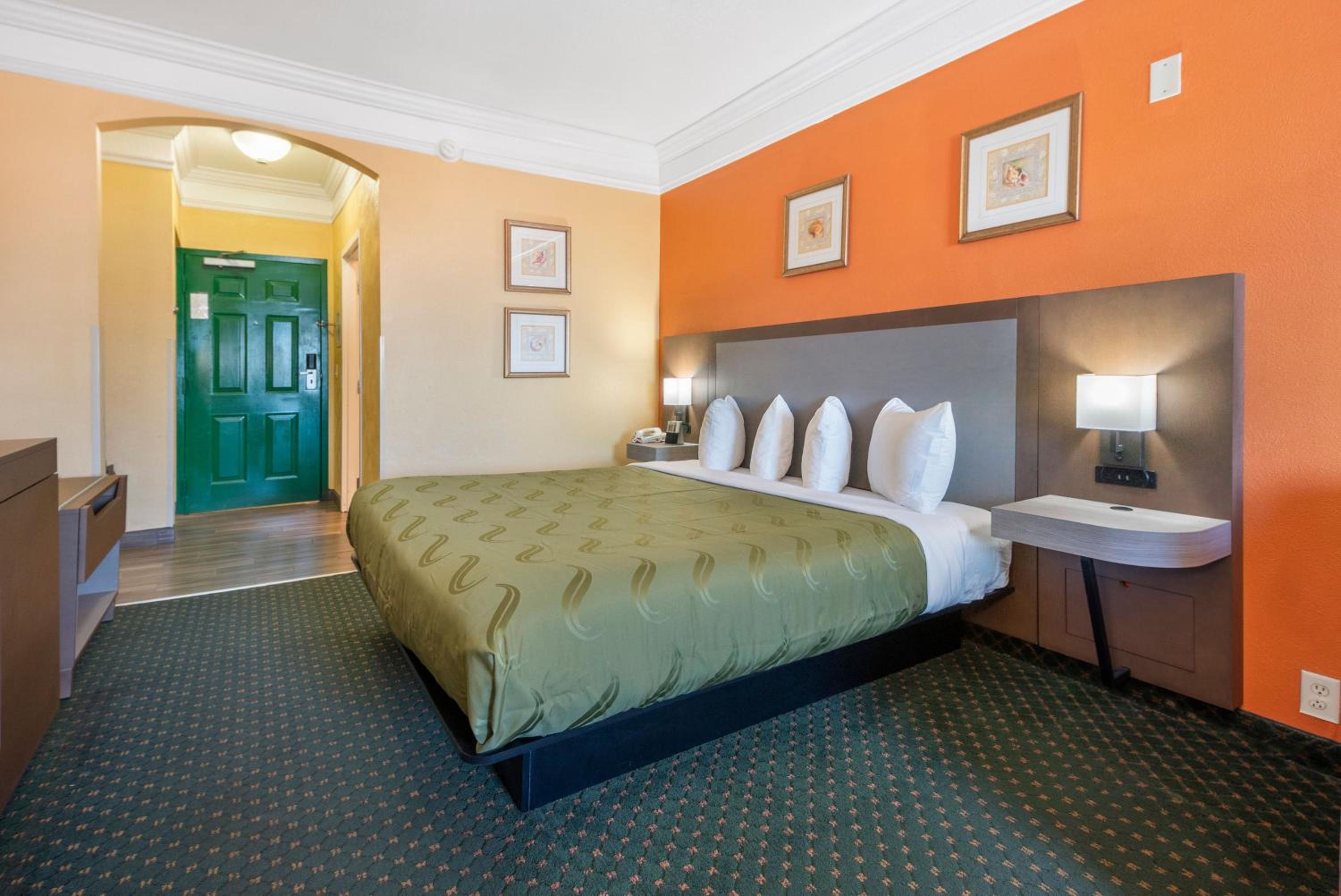 King Suite - Non-Smoking - Photo 9