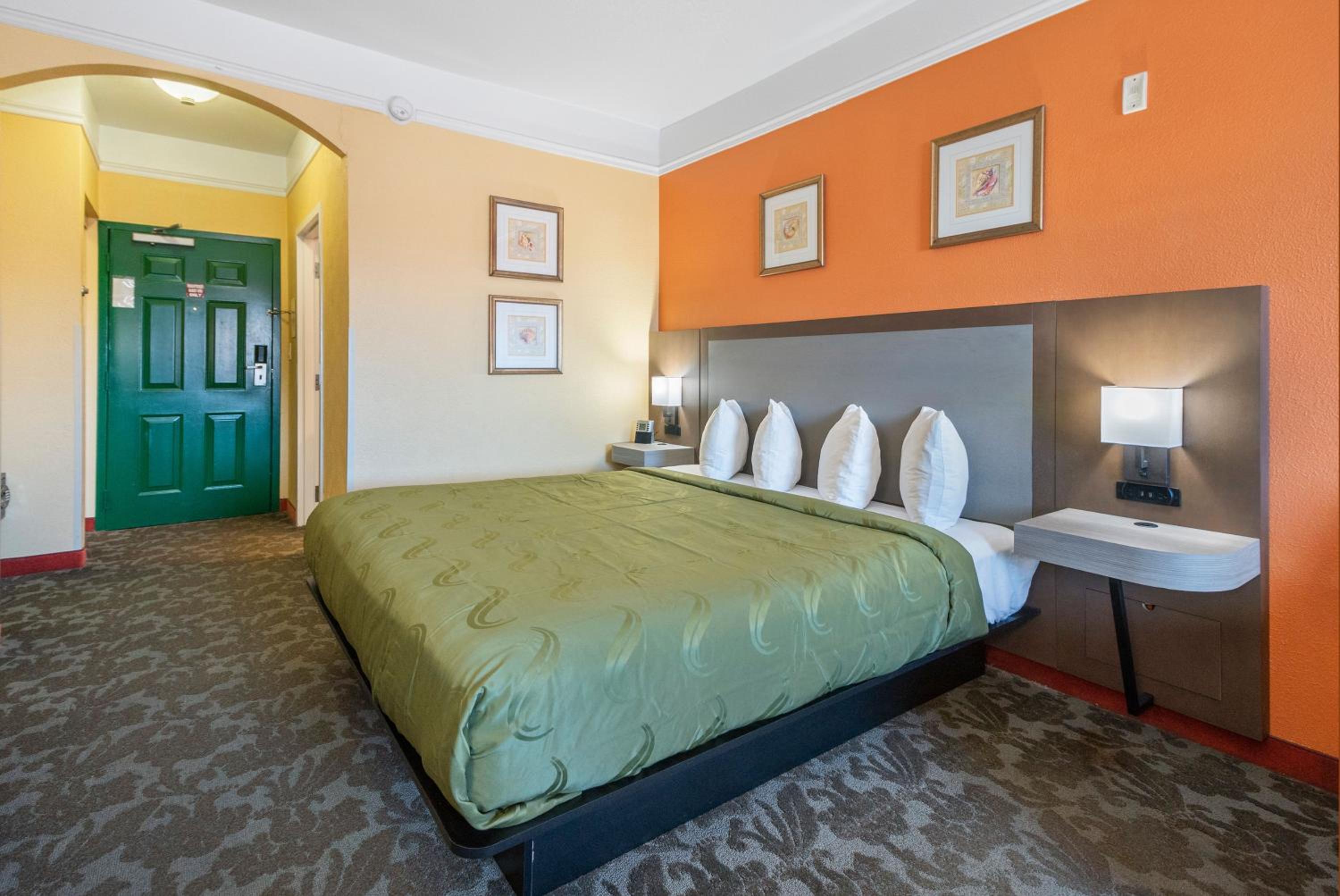 King Suite - Non-Smoking - Photo 10
