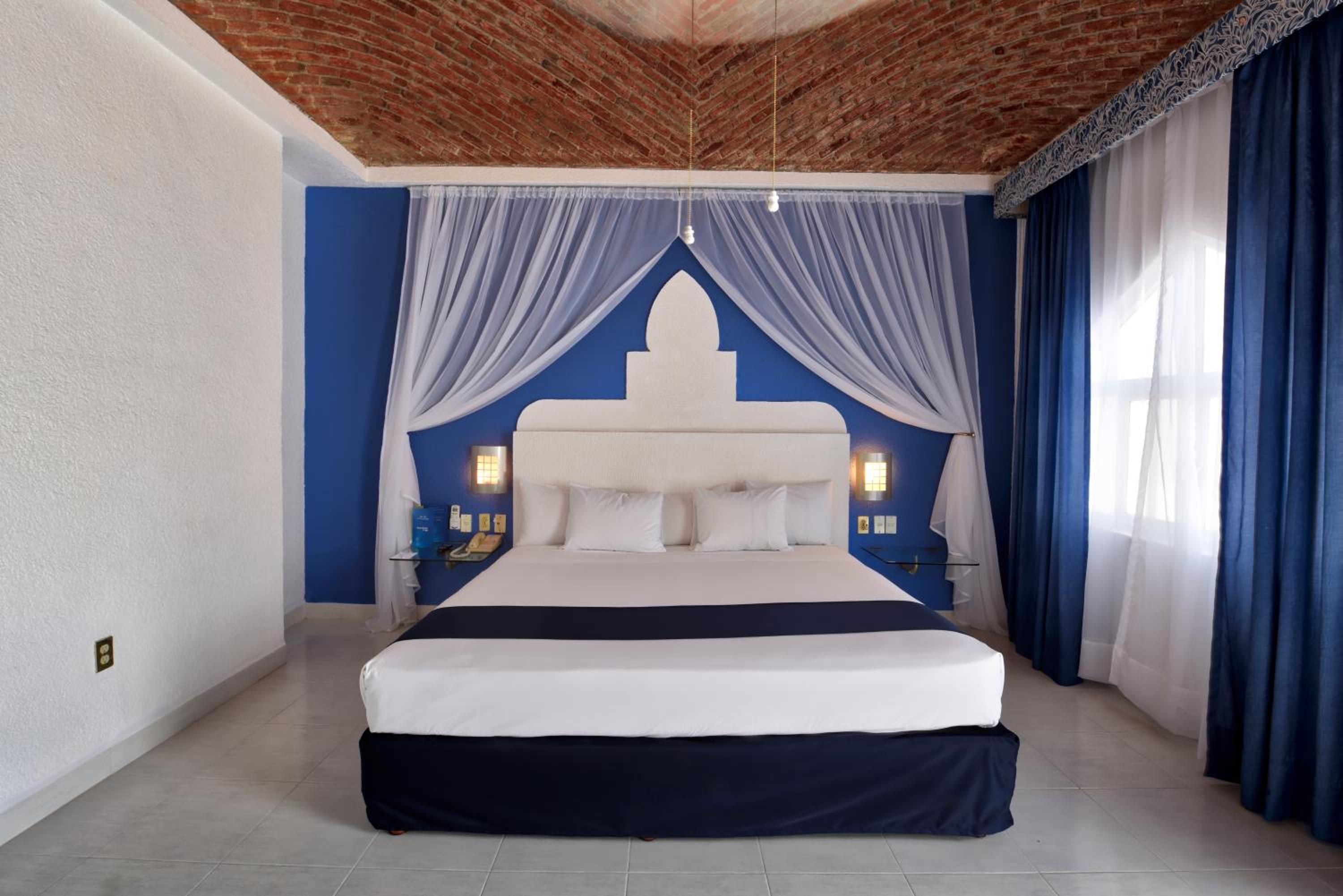 Honeymoon Suite - Photo 6