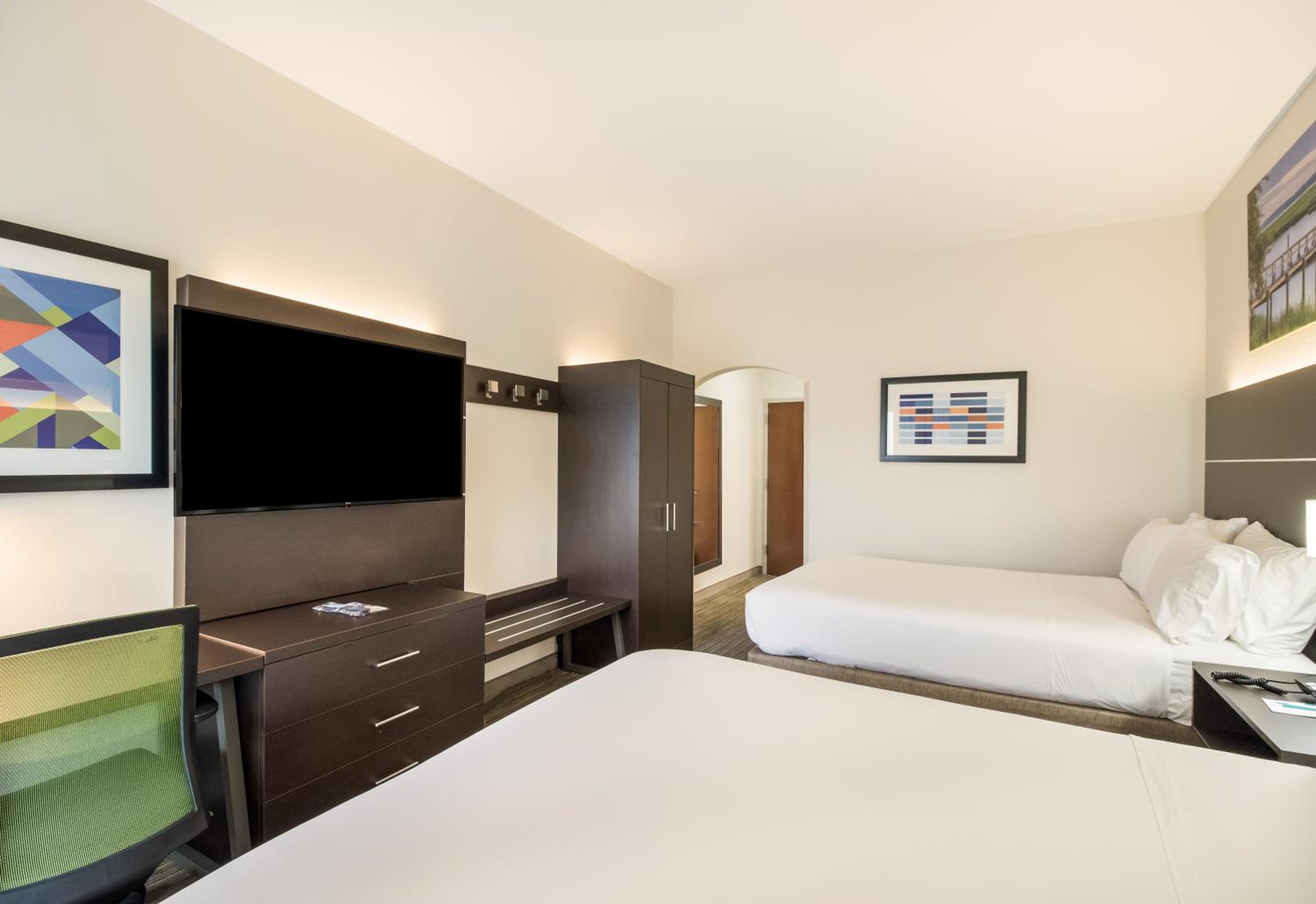 Standard Queen Room with Two Queen Beds - Non-Smoking photo 1