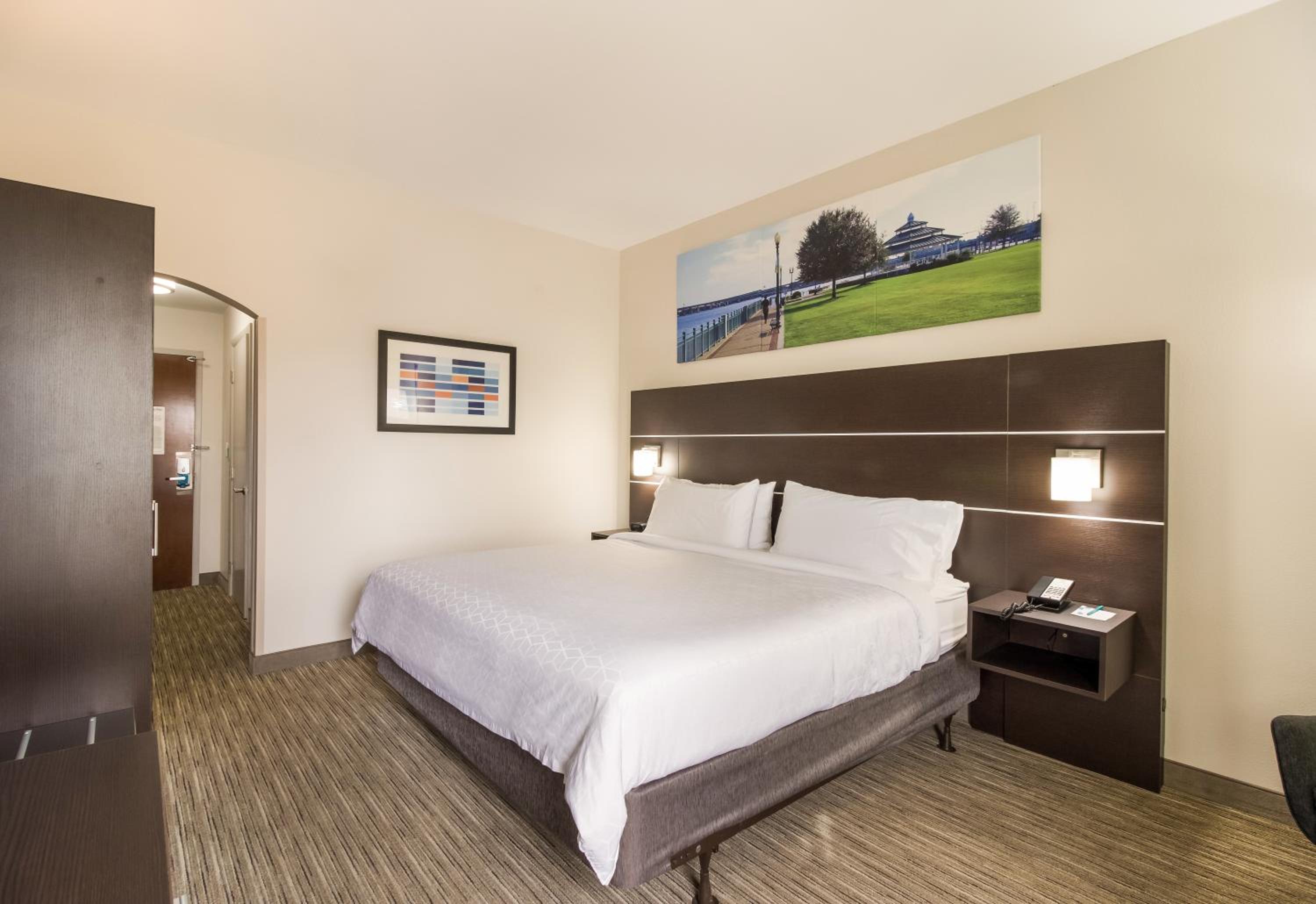 King Room with Roll-In Shower - Accessible/Non-Smoking photo 3