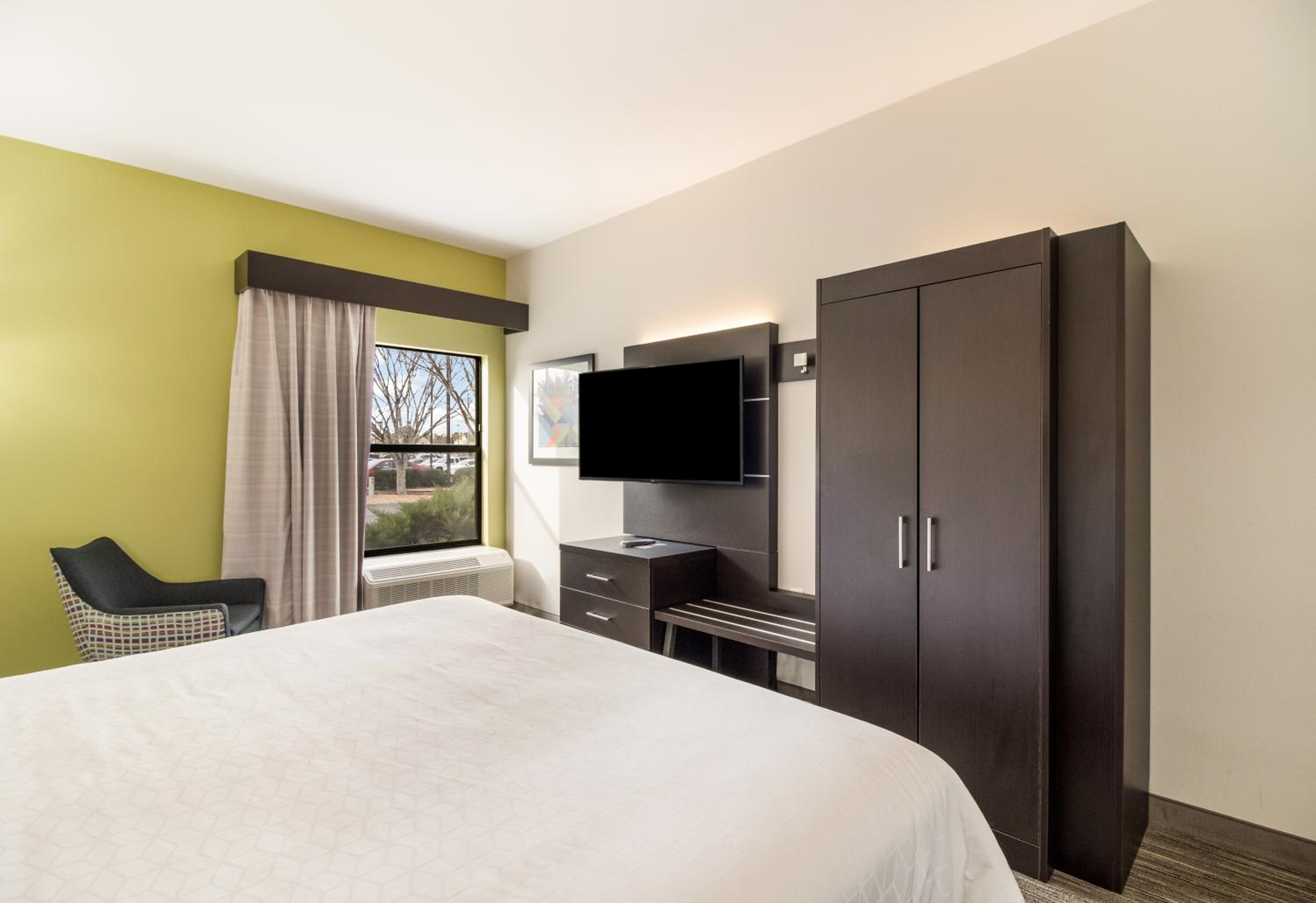 King Room with Roll-In Shower - Accessible/Non-Smoking photo 1
