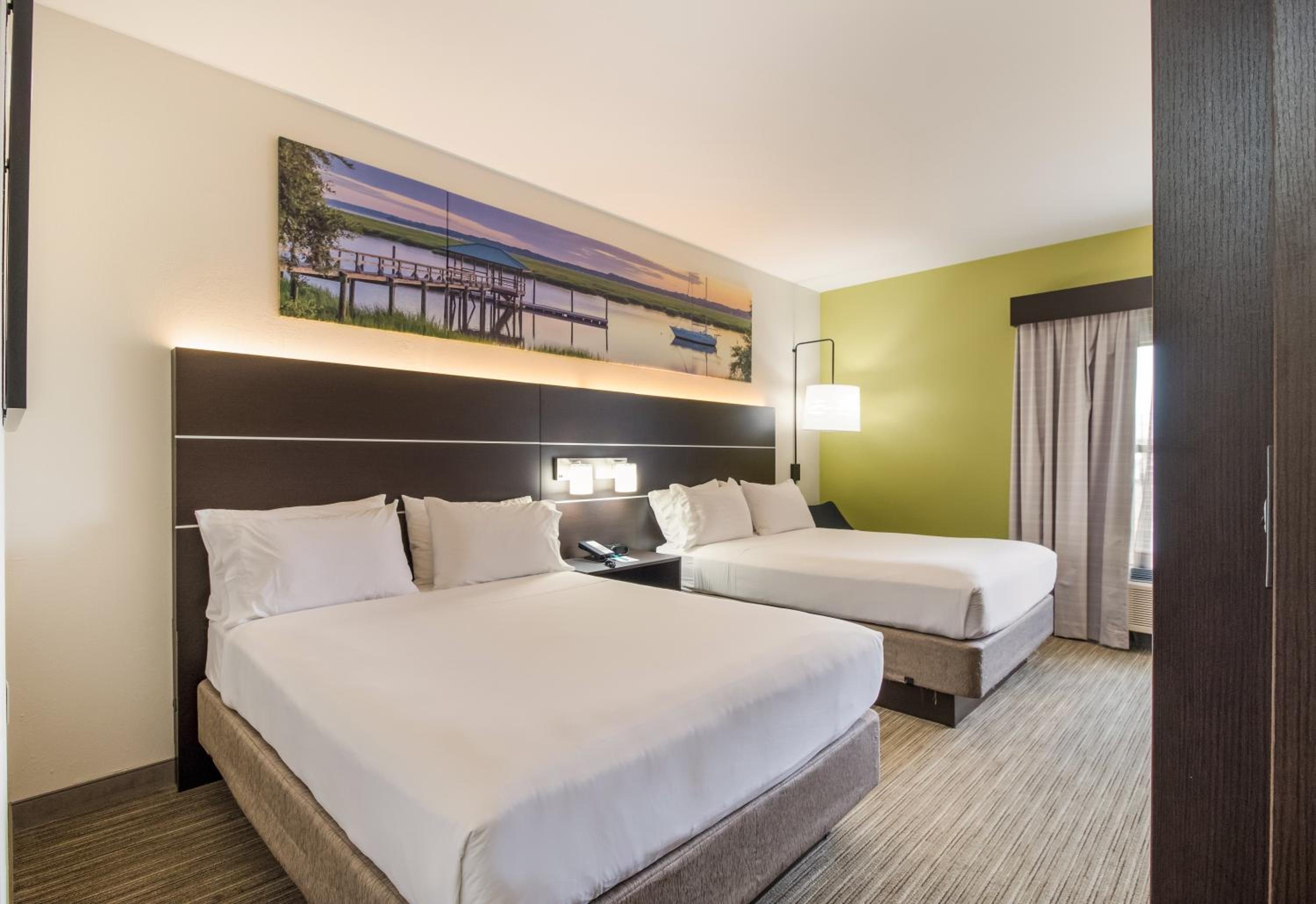 Standard Queen Room with Two Queen Beds - Non-Smoking photo 3