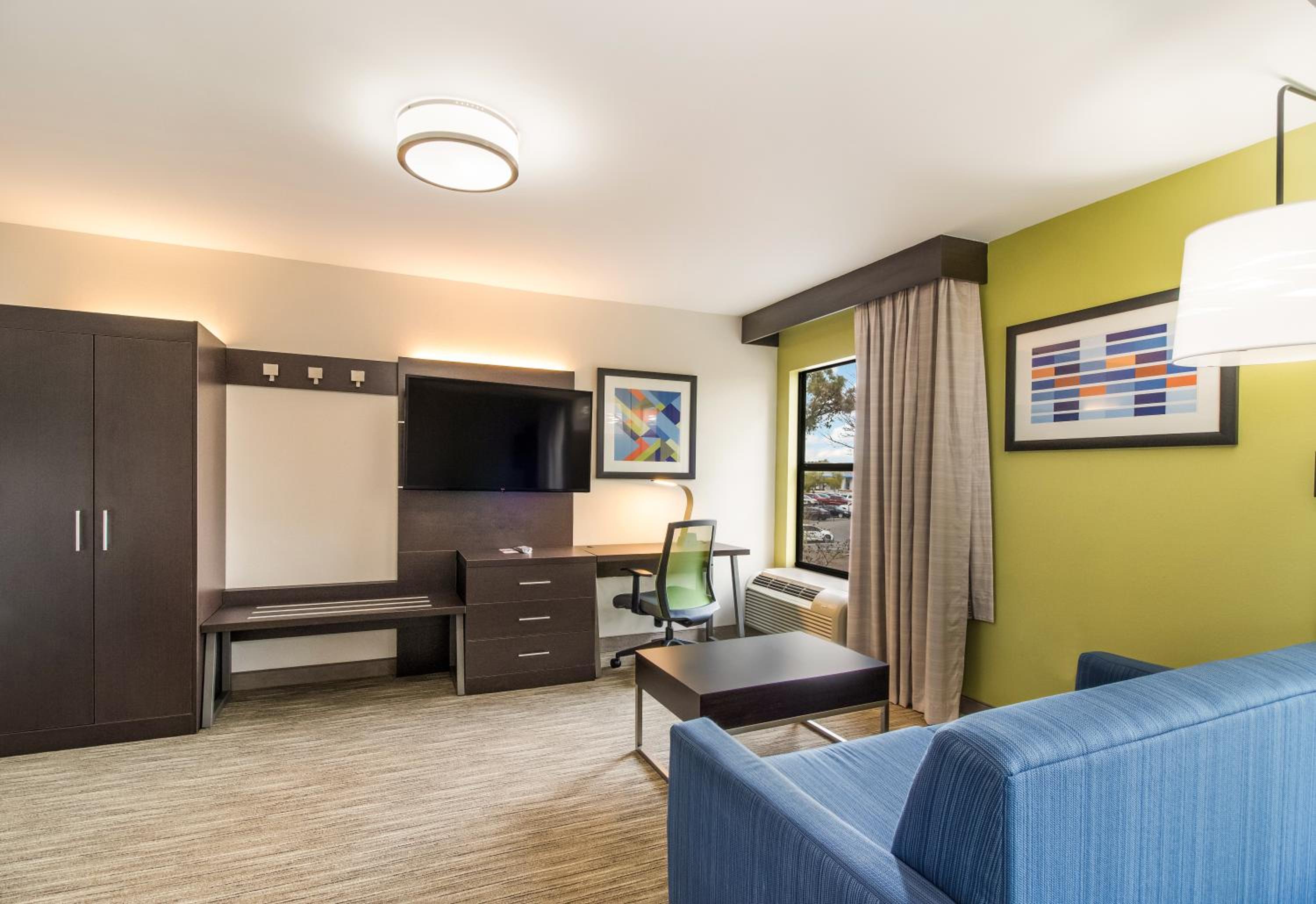 King Suite - Non-Smoking photo 2