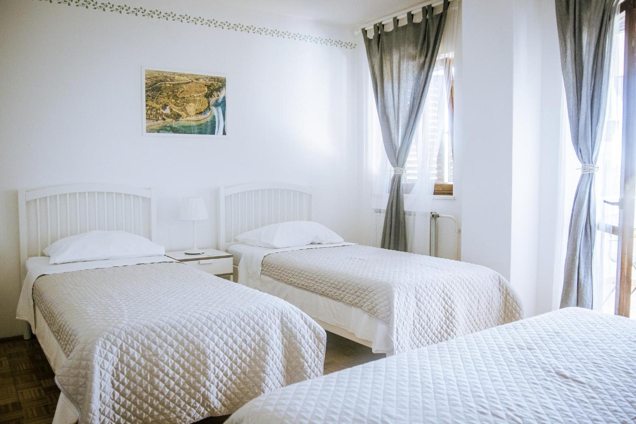 Quadruple Room with Balcony and Sea View photo 2
