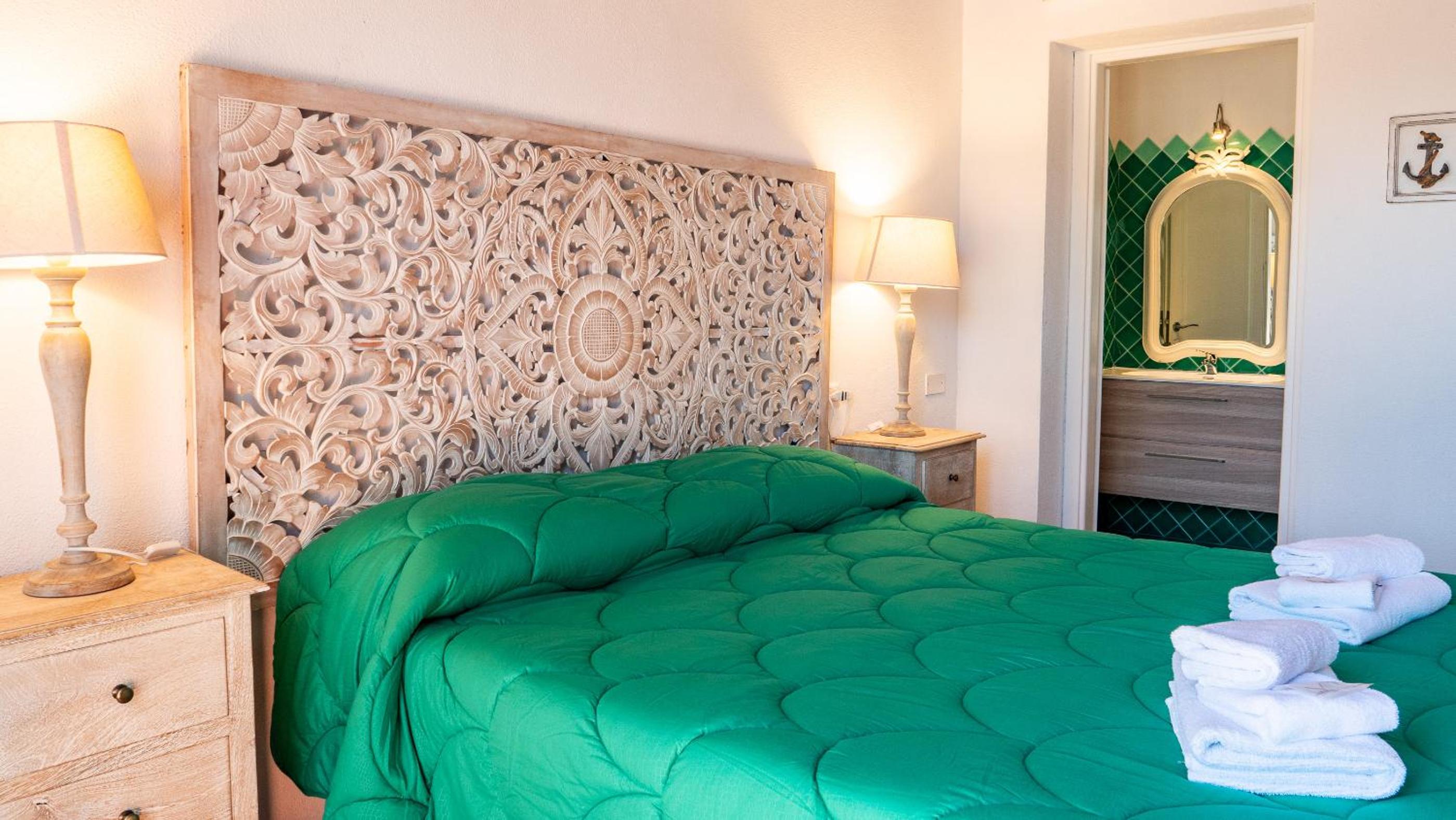 Standard King Room - Photo 40