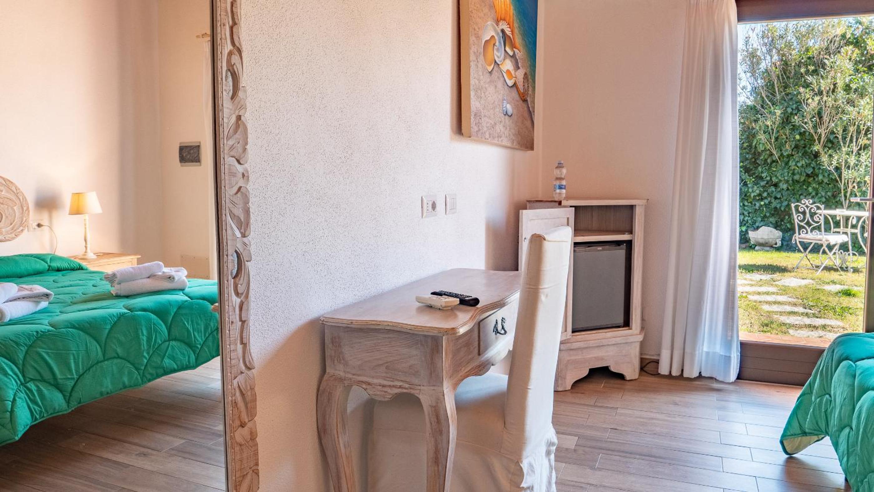 Standard King Room - Photo 29