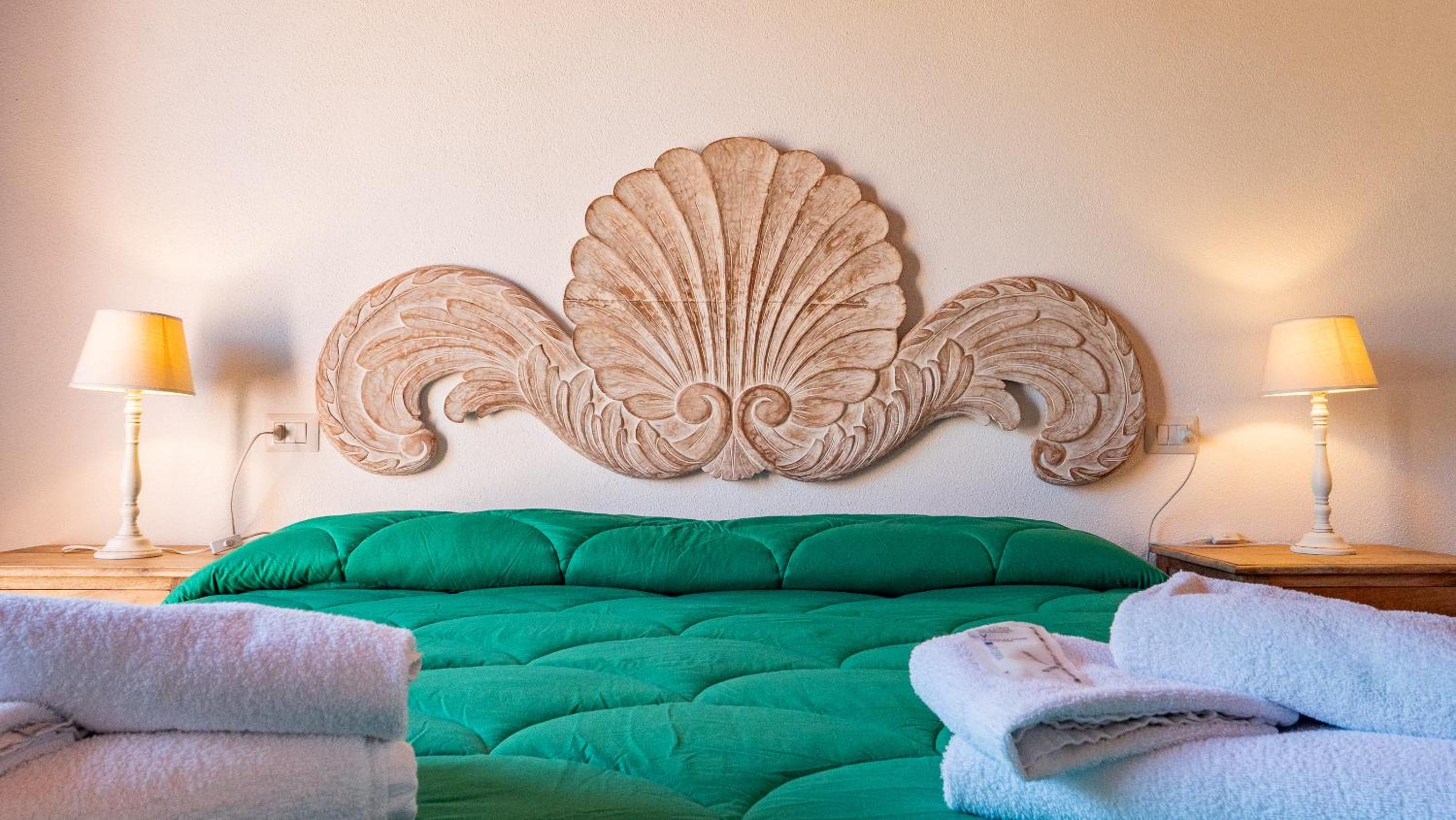 Standard King Room - Photo 28