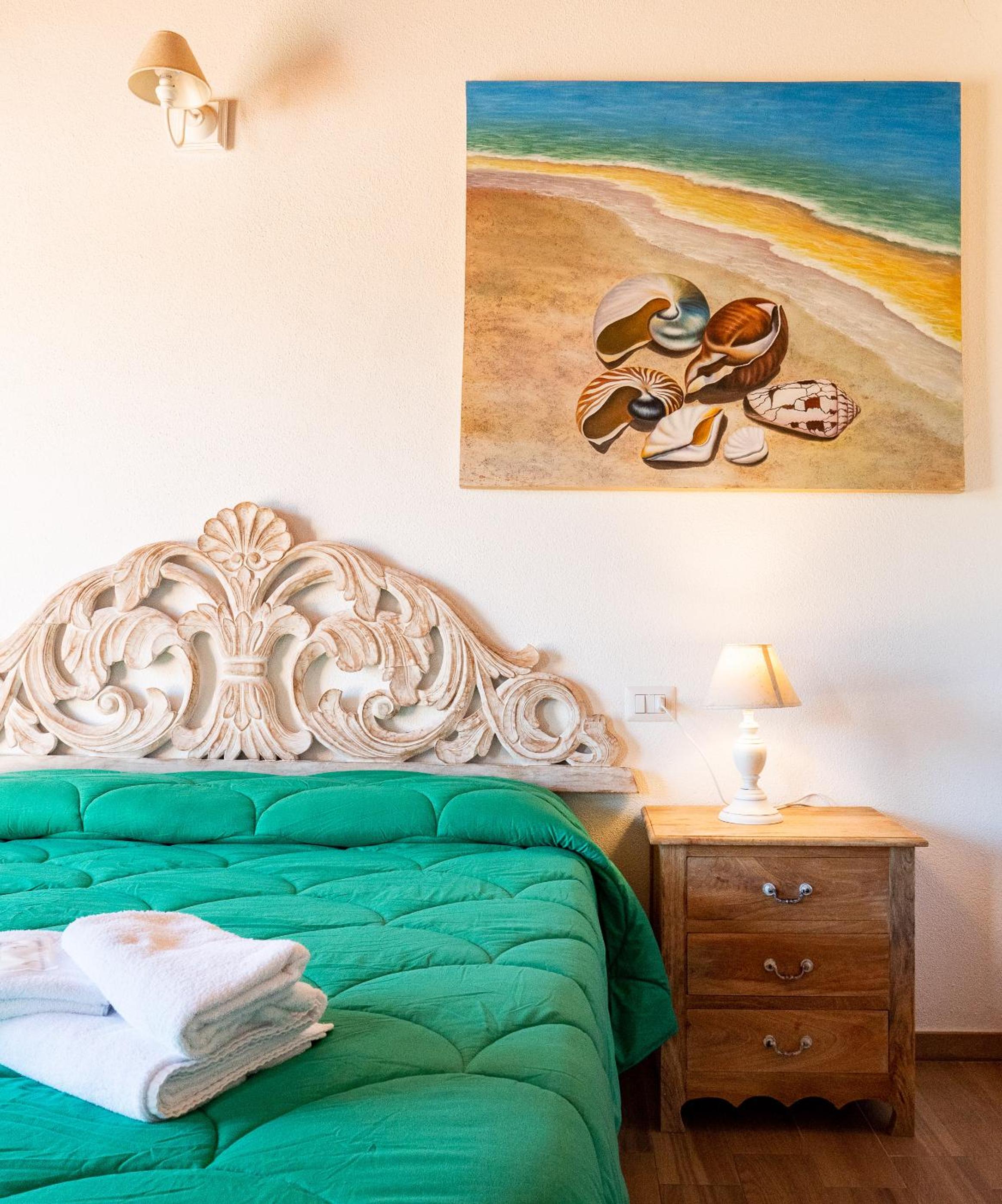 Standard King Room - Photo 27